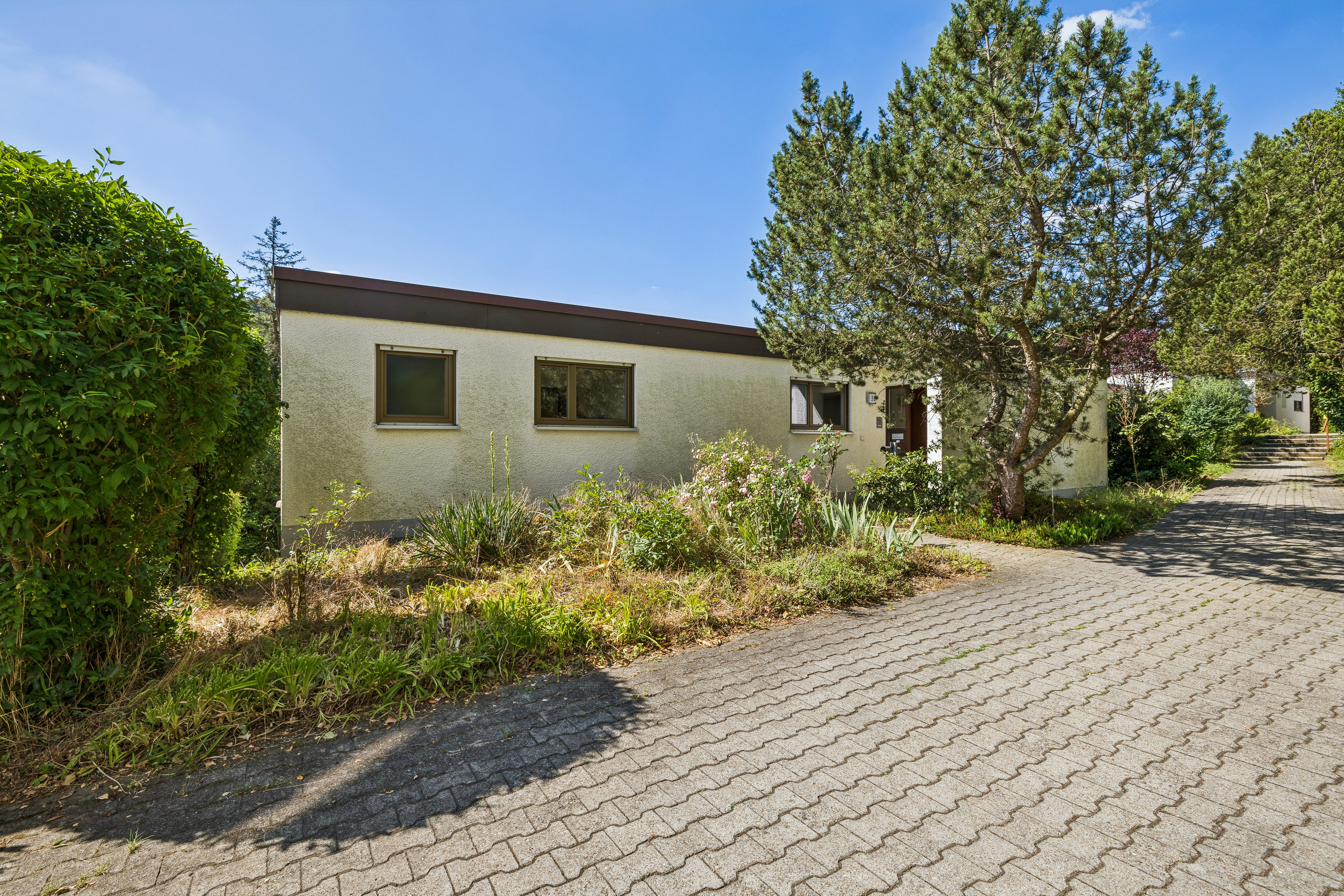 Wohnen am Waldrand: Großzügiger Reiheneck-Bungalow mit viel Potenzial