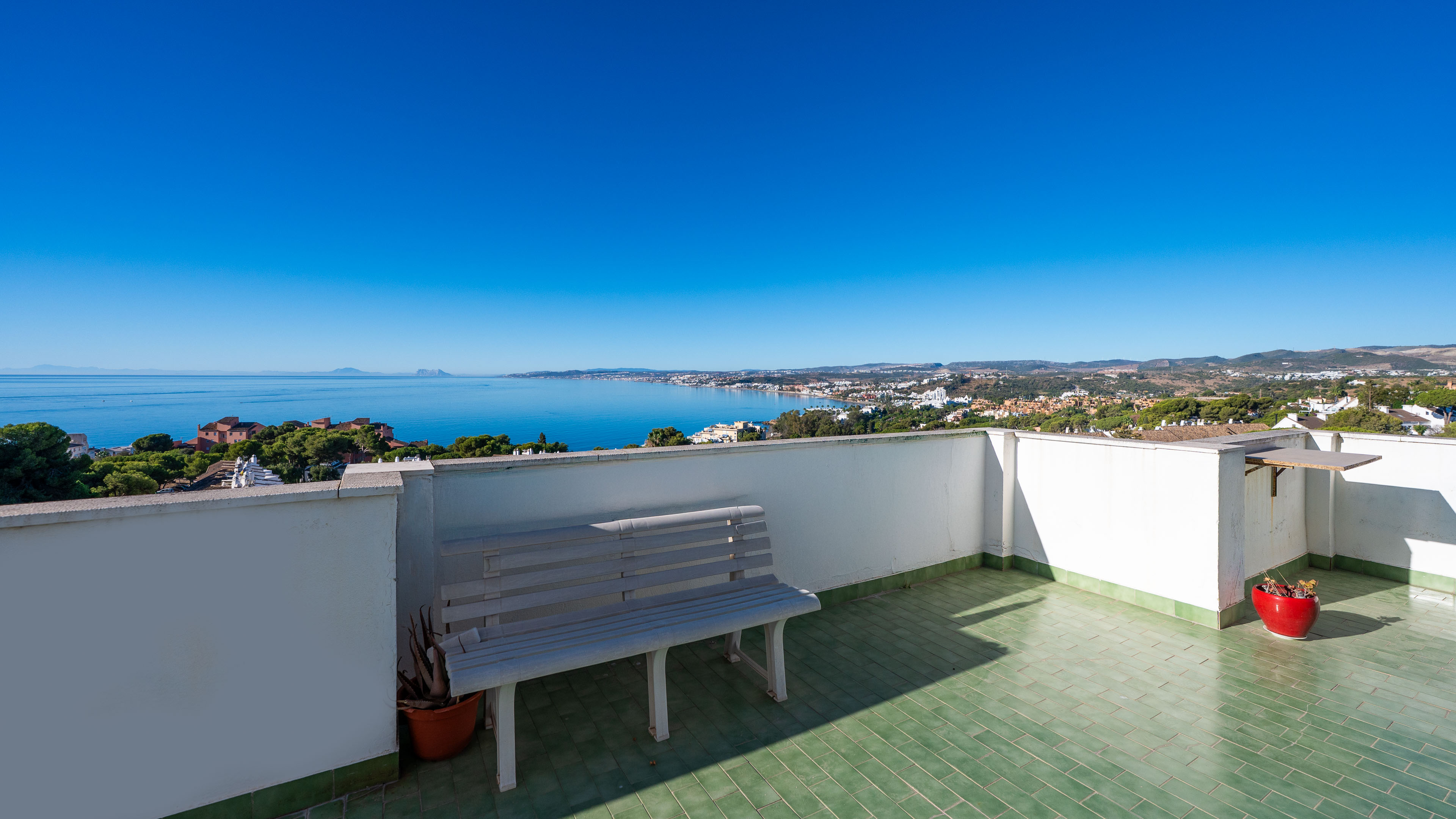 3-Zimmer-Wohnung mit großer Terrasse und unendlichem Meerblick