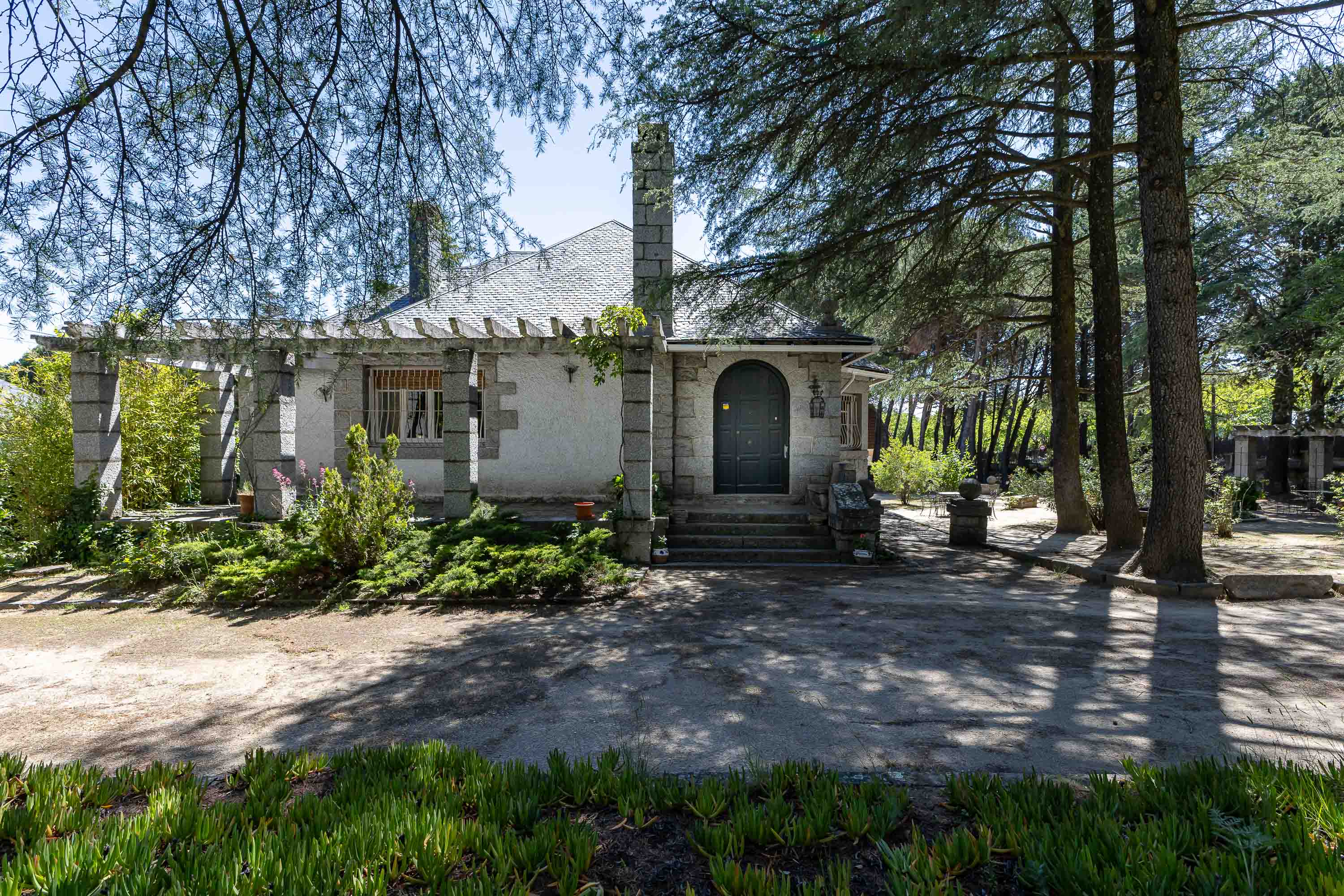 Architecture, history, and an exceptional plot in Torrelodones Colonia