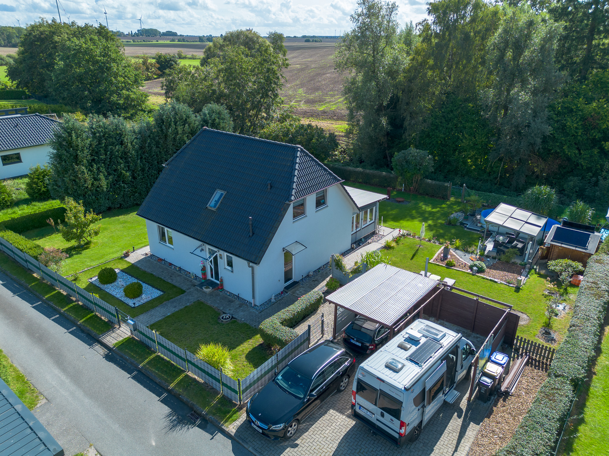 Ruheoase mit großzügigem Wintergarten und Pool