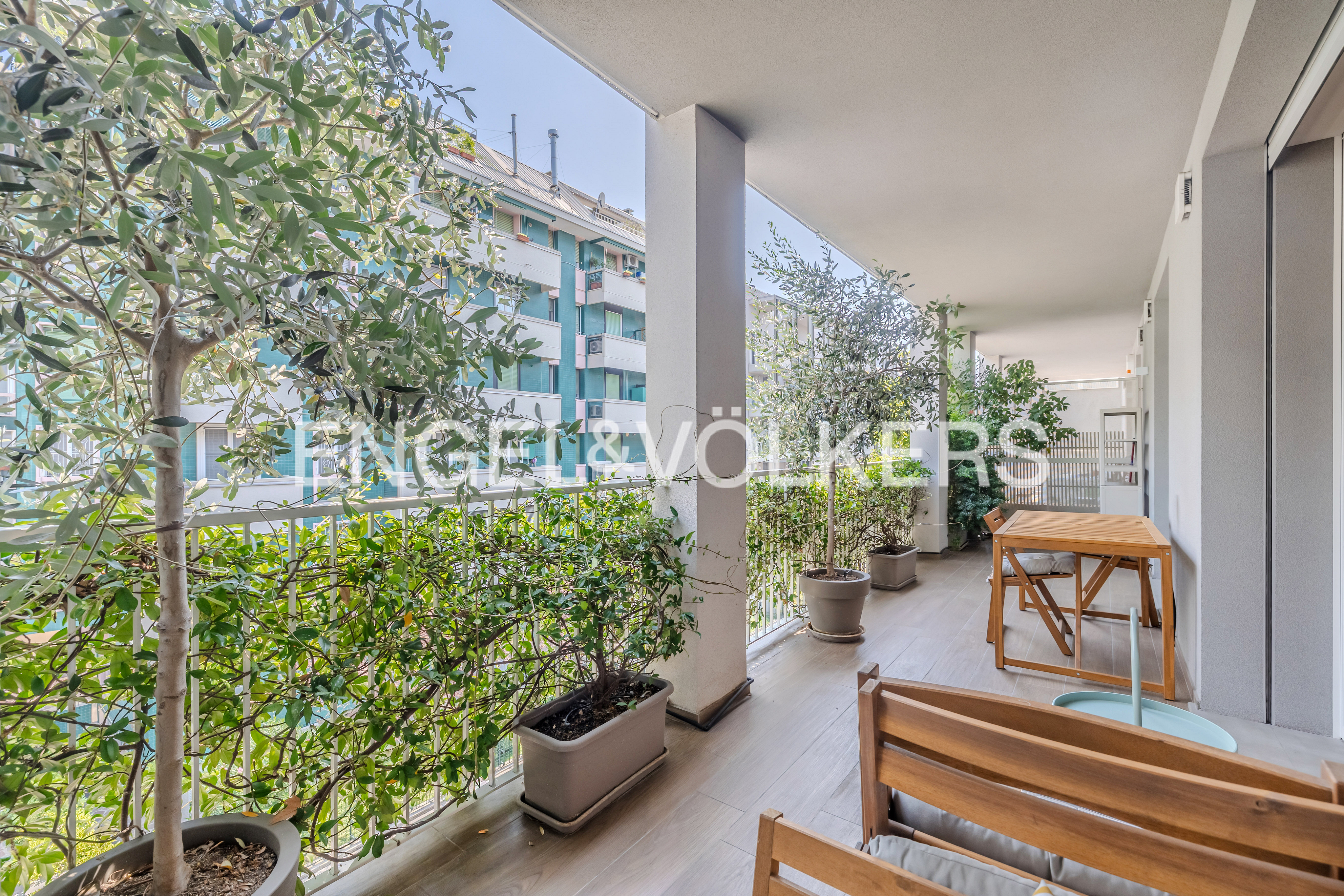 Elegant three-lobed window in a modern setting in the Lorenteggio area