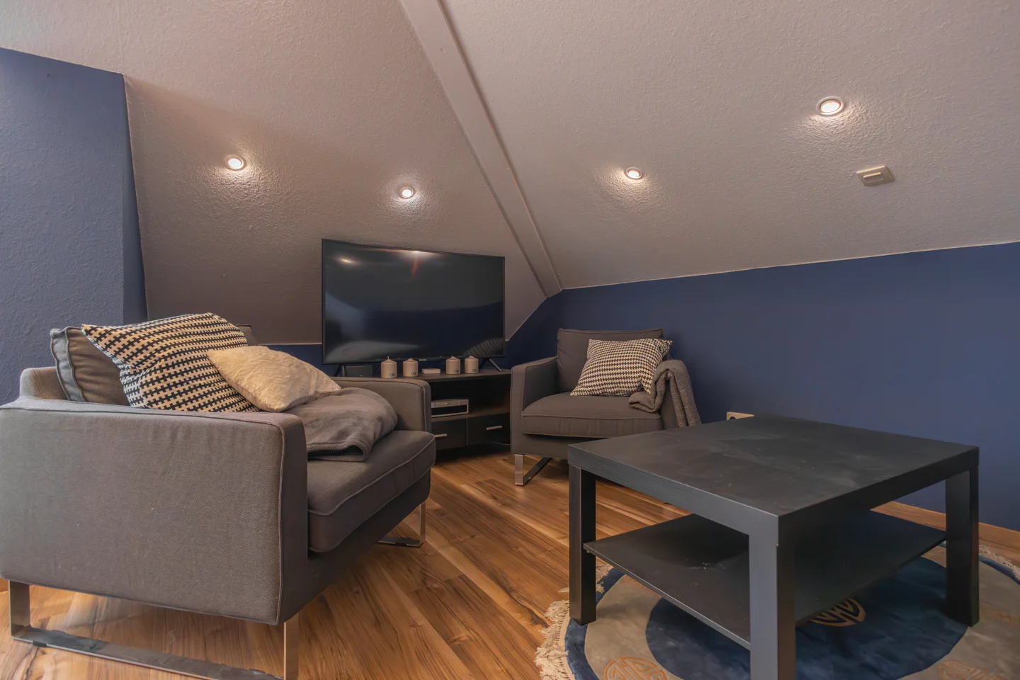Hochwertige 4-Zimmer-Wohnung mit eigenem Eingang, zwei Balkonen und Kamin am Friedenshügel - Foto 1