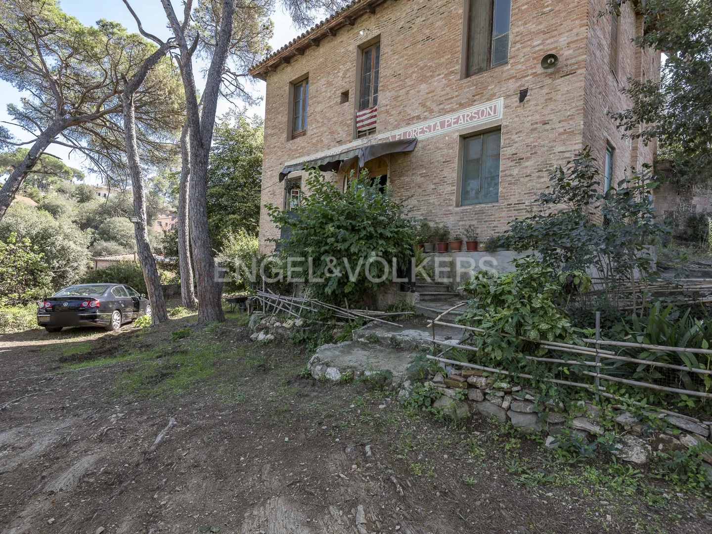 Country house with beautiful plot in La Floresta