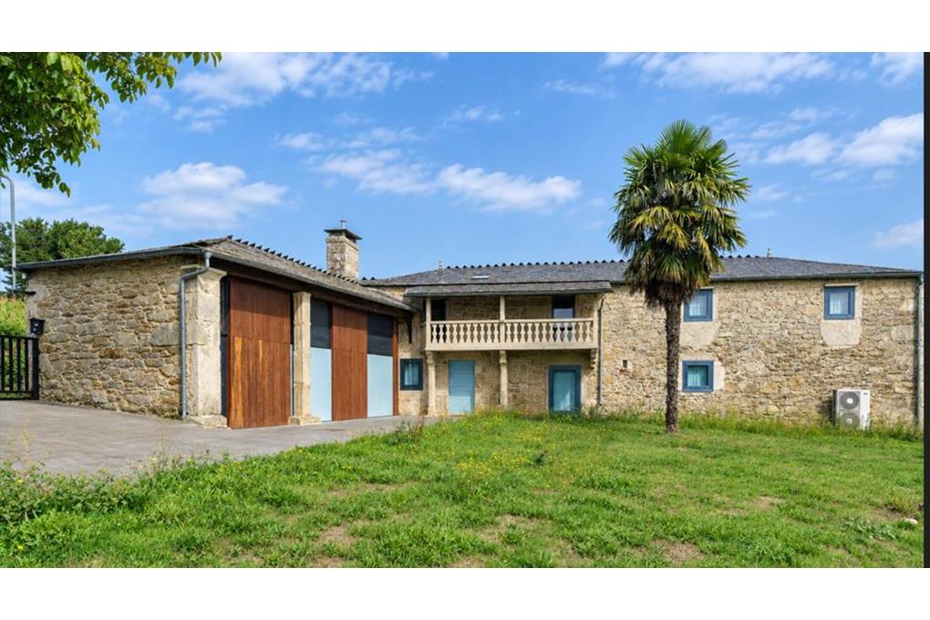 E&V sells a stone manor house, fully renovated, with an estate over 10,000 m2, in Palas de Rei.