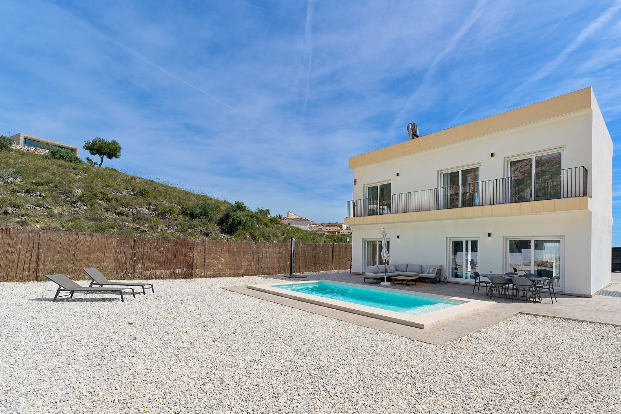 Moderne Villa mit Pool und Panoramablick auf Meer und Berge