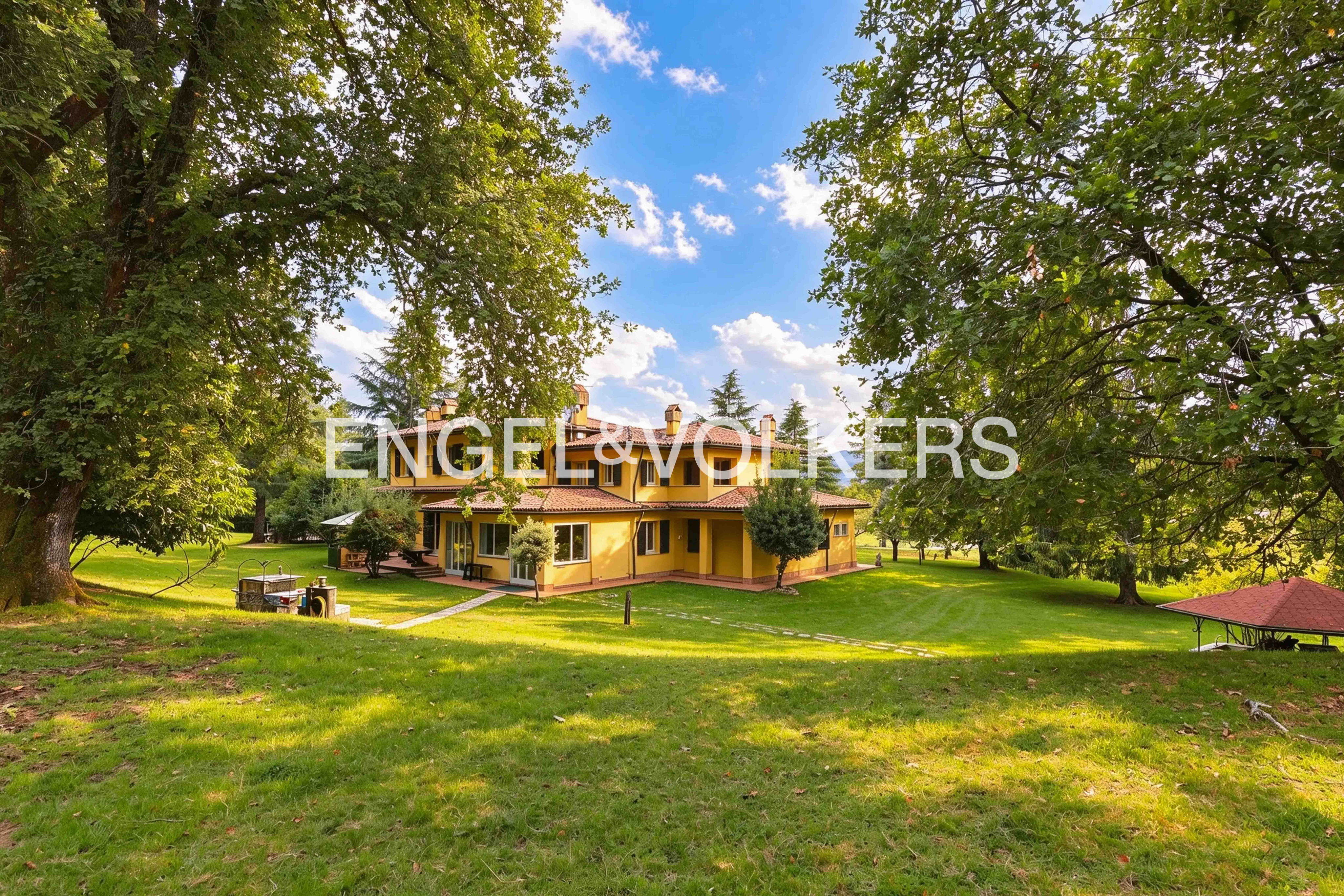 Villa with 30,000 m² of grounds in the unspoilt landscape of Lunigiana