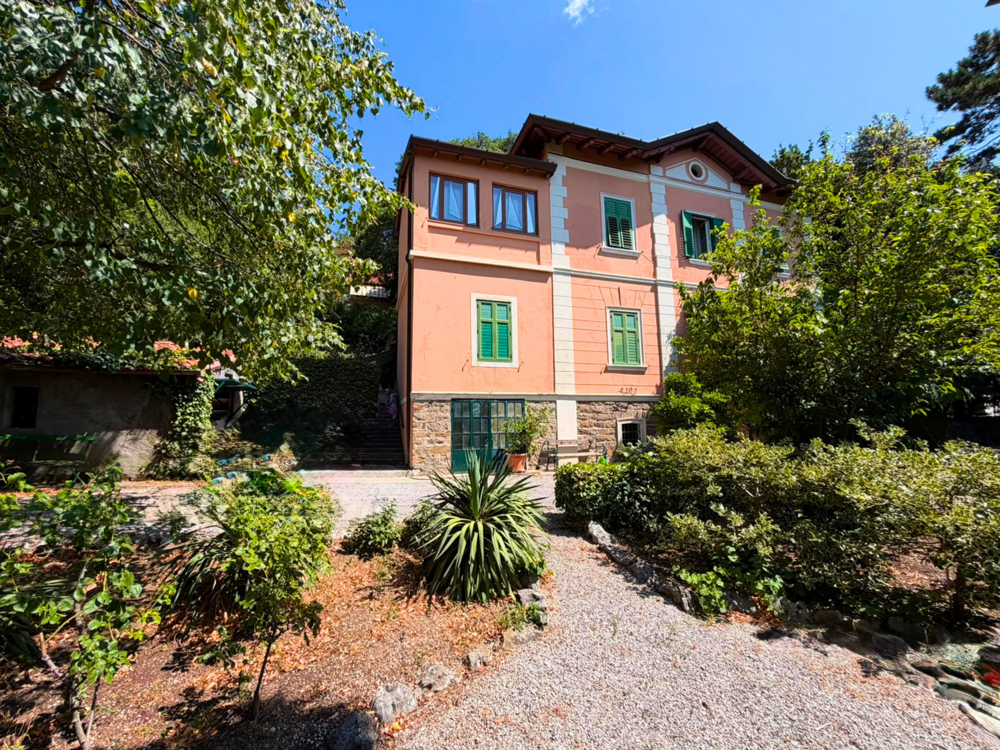 Prestigiosa villa d'epoca con ampio giardino – Nuda proprietà