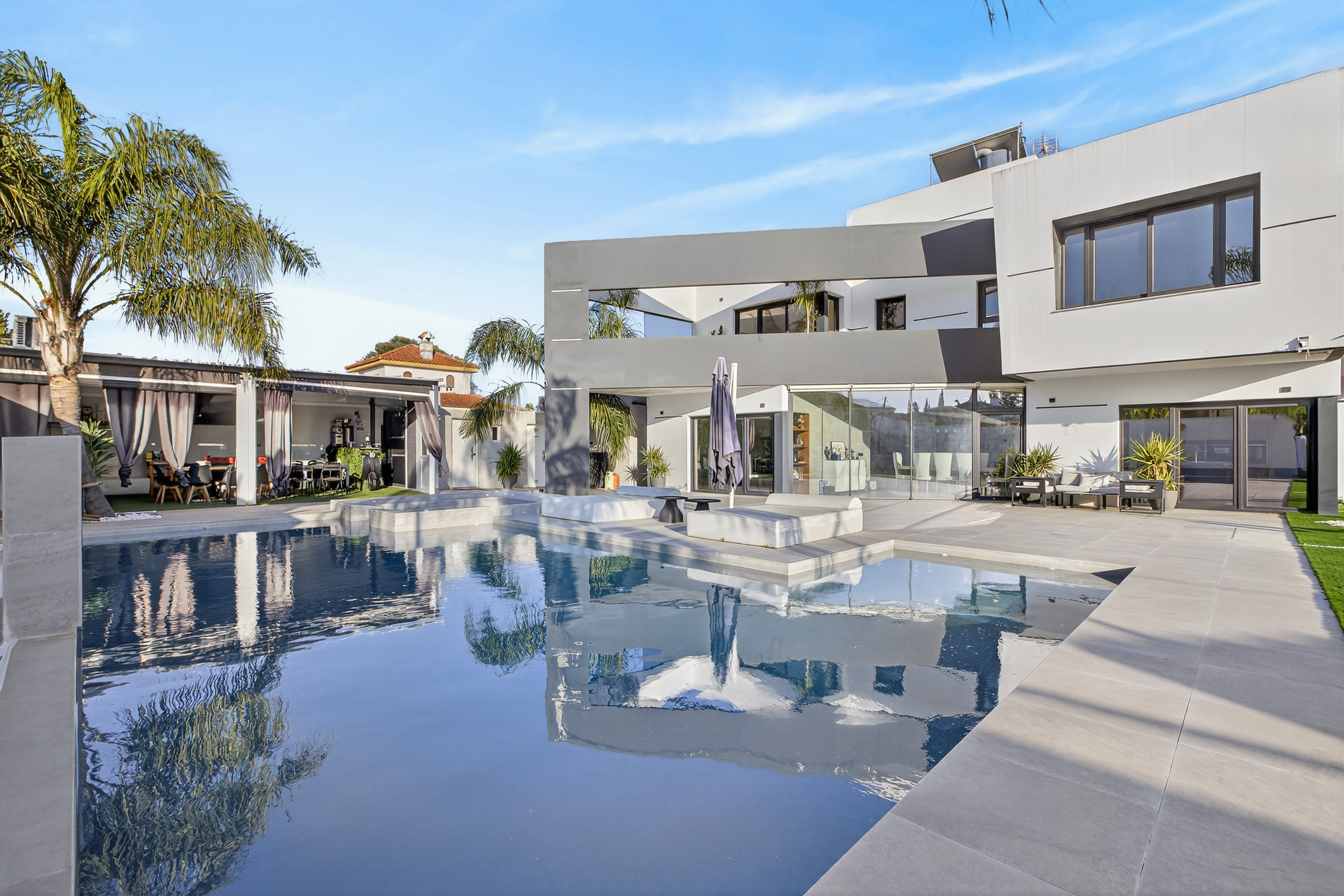 Exklusive moderne Villa mit höchster Sicherheit und avantgardistischem Design in Condequinto