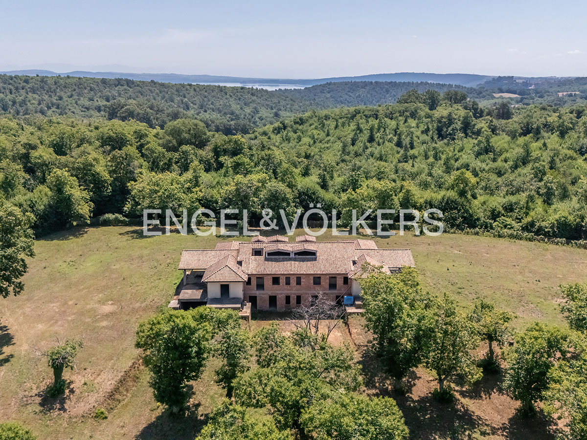 Bracciano, villa with lake view