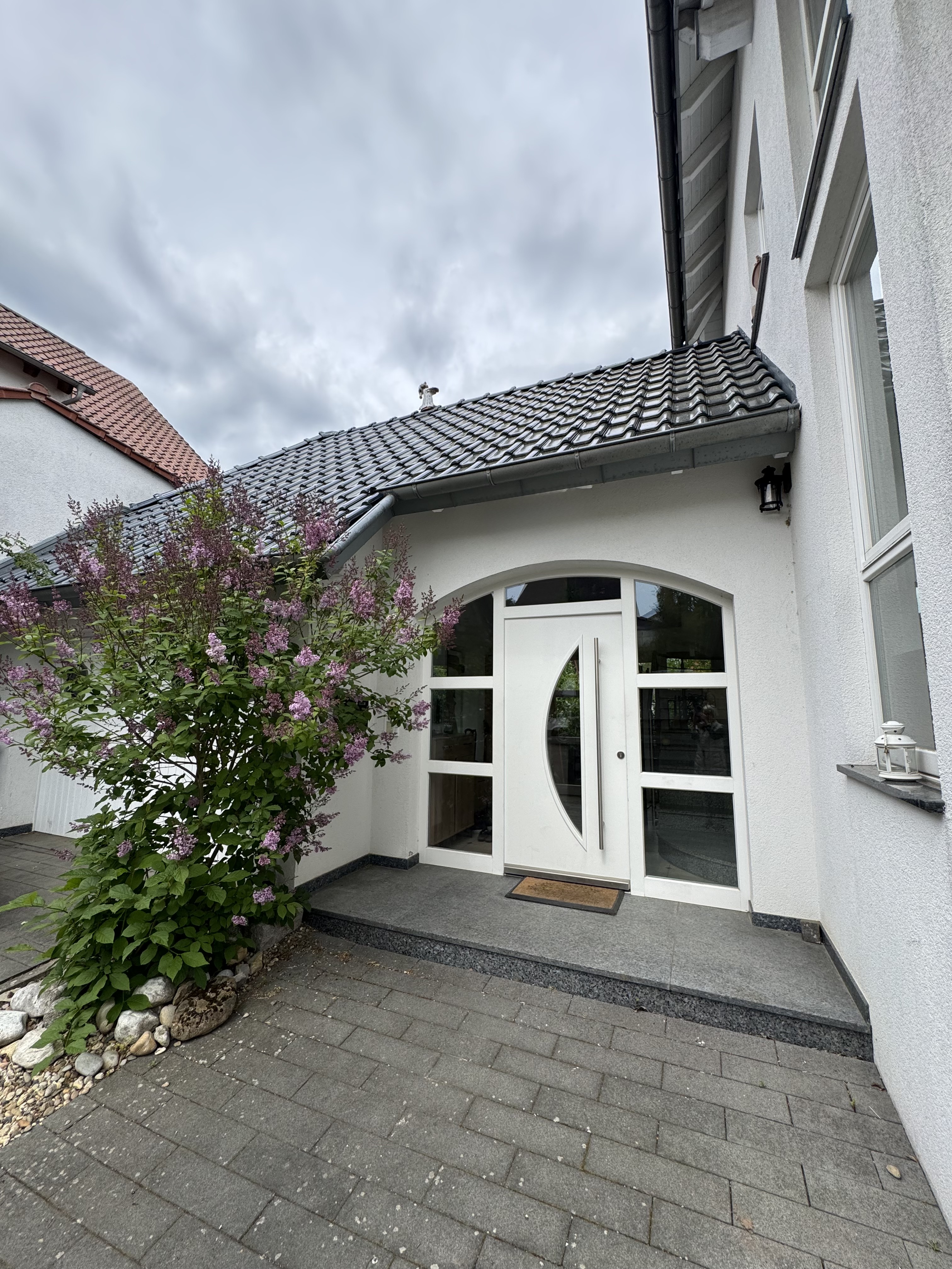 Ein Raumwunder mit penthouseähnlichem Balkon und Blick in die Ferne