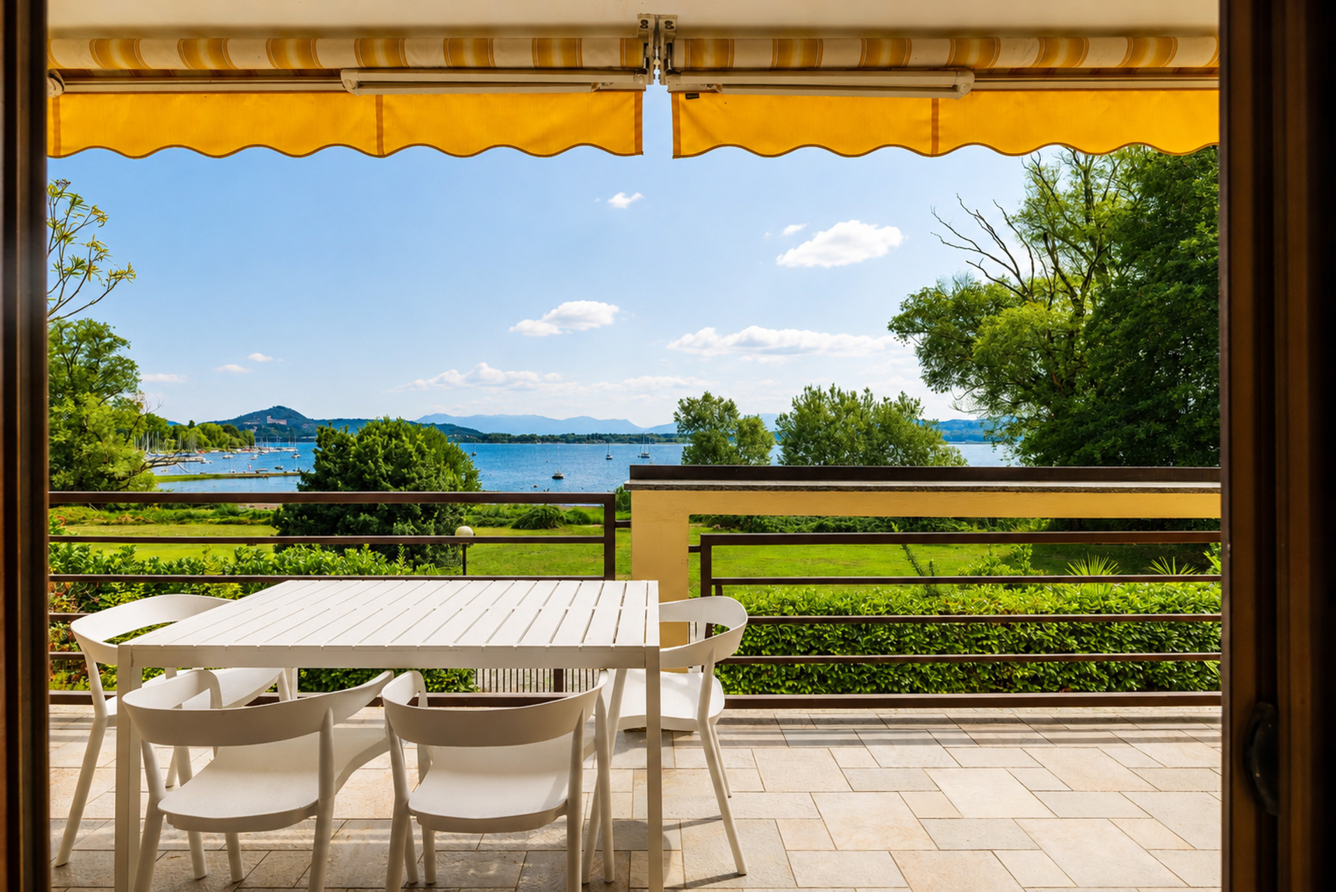 Blue-Apartment: Traumhafte Dreizimmerwohnung direkt am See
