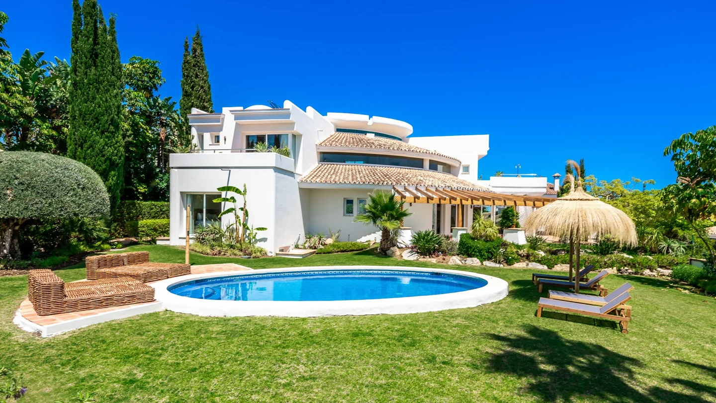 Villa elegante y con estilo a un precio excepcional en Los Flamingos Golf con estructura tradicional