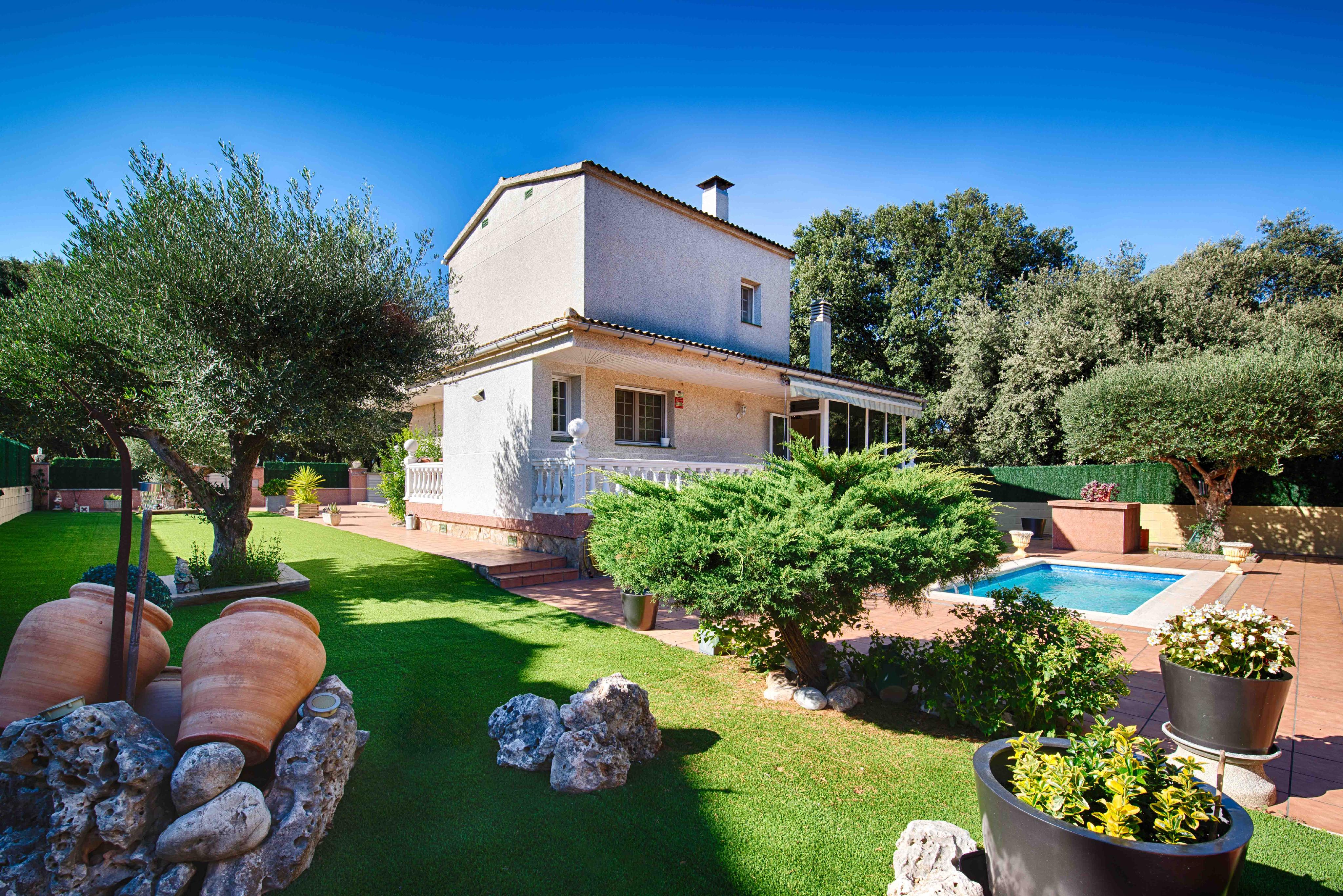 Exclusive renovated single-family home with pool, garage, and outdoor area – Mas Pau