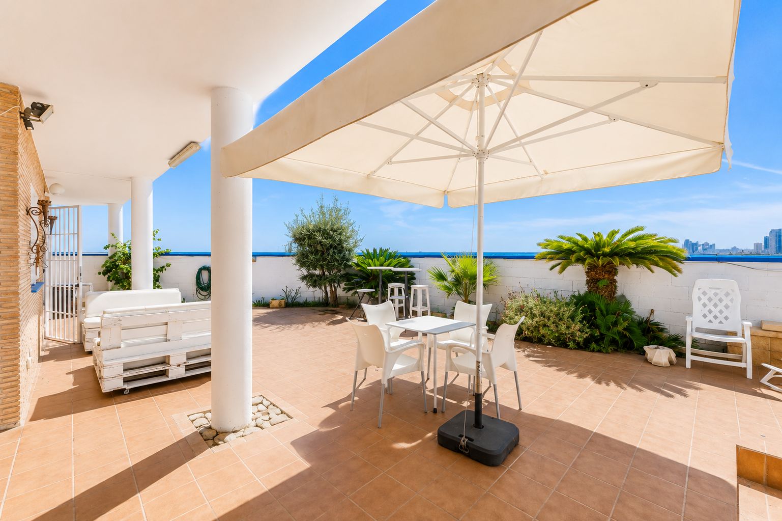 Magnificent seafront townhouse for long-term rental