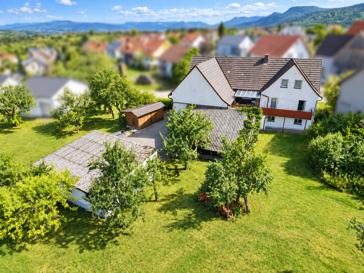 Großzügiges Wohnhaus mit Garten, zahlreichen Garagen und vielseitigen Nutzungsmöglichkeiten