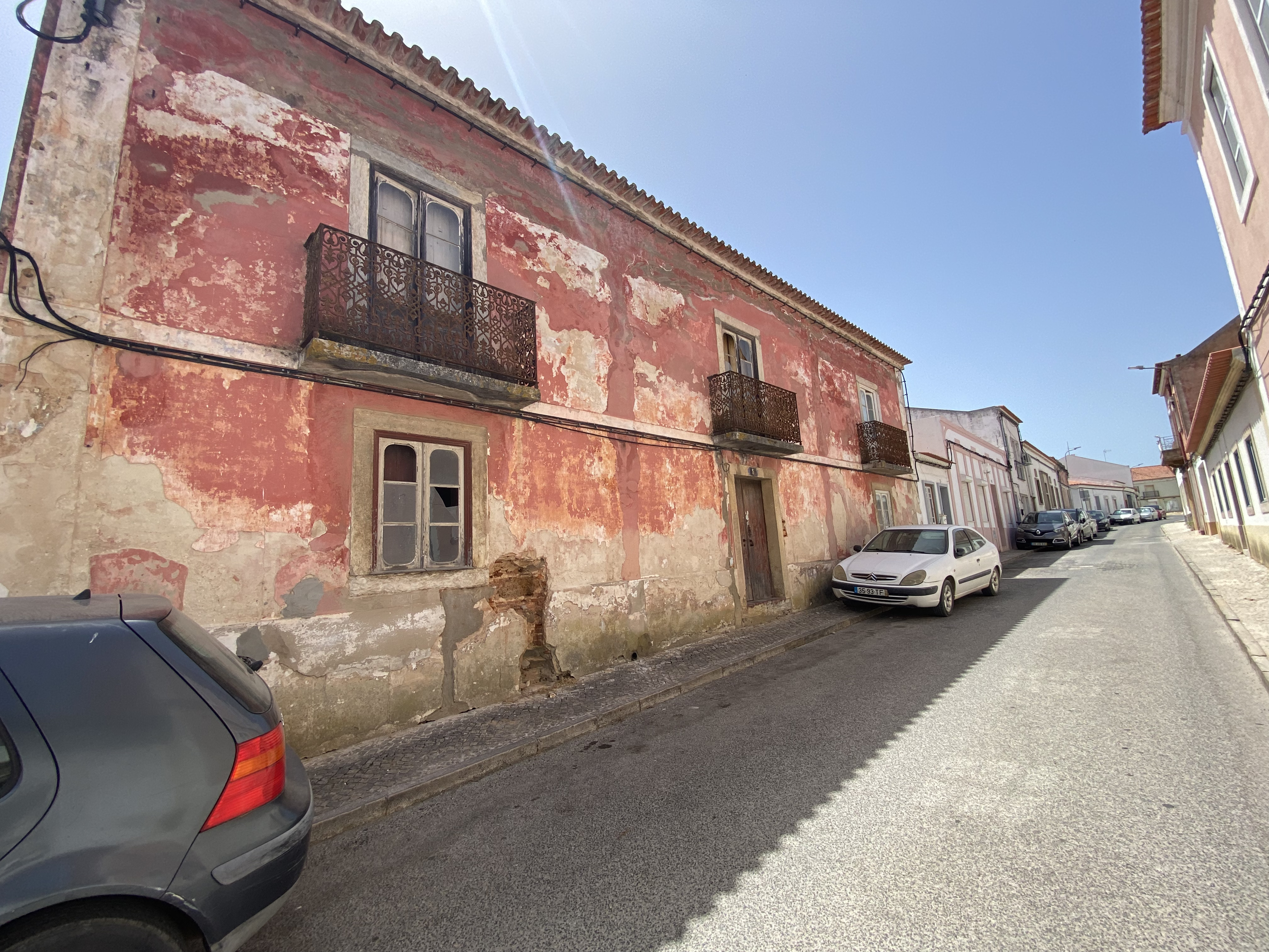 House to Renovate with Garden in Central Grândola