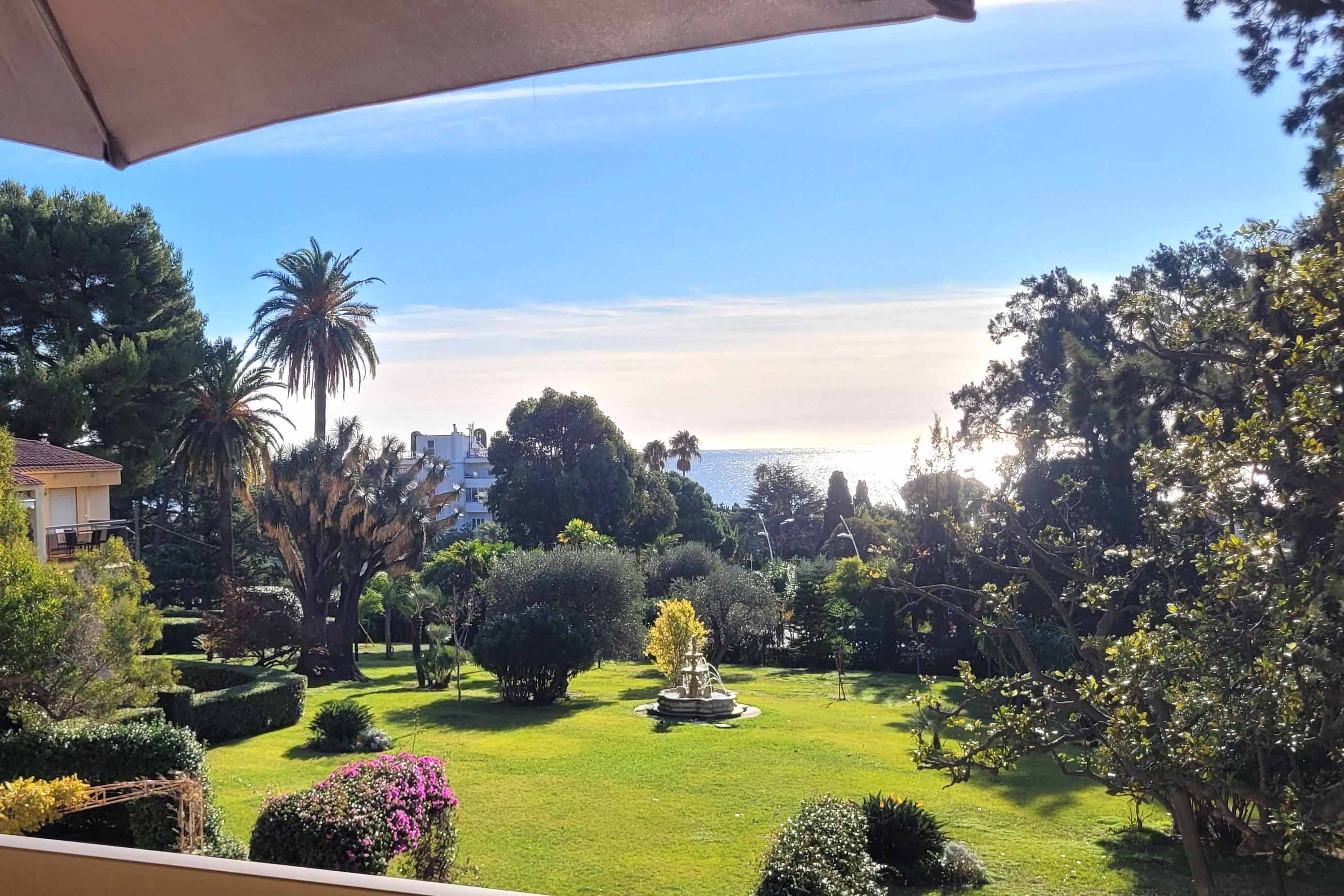 2 turnkey rooms with sea view, terrace, parking and garage, flat area near shops