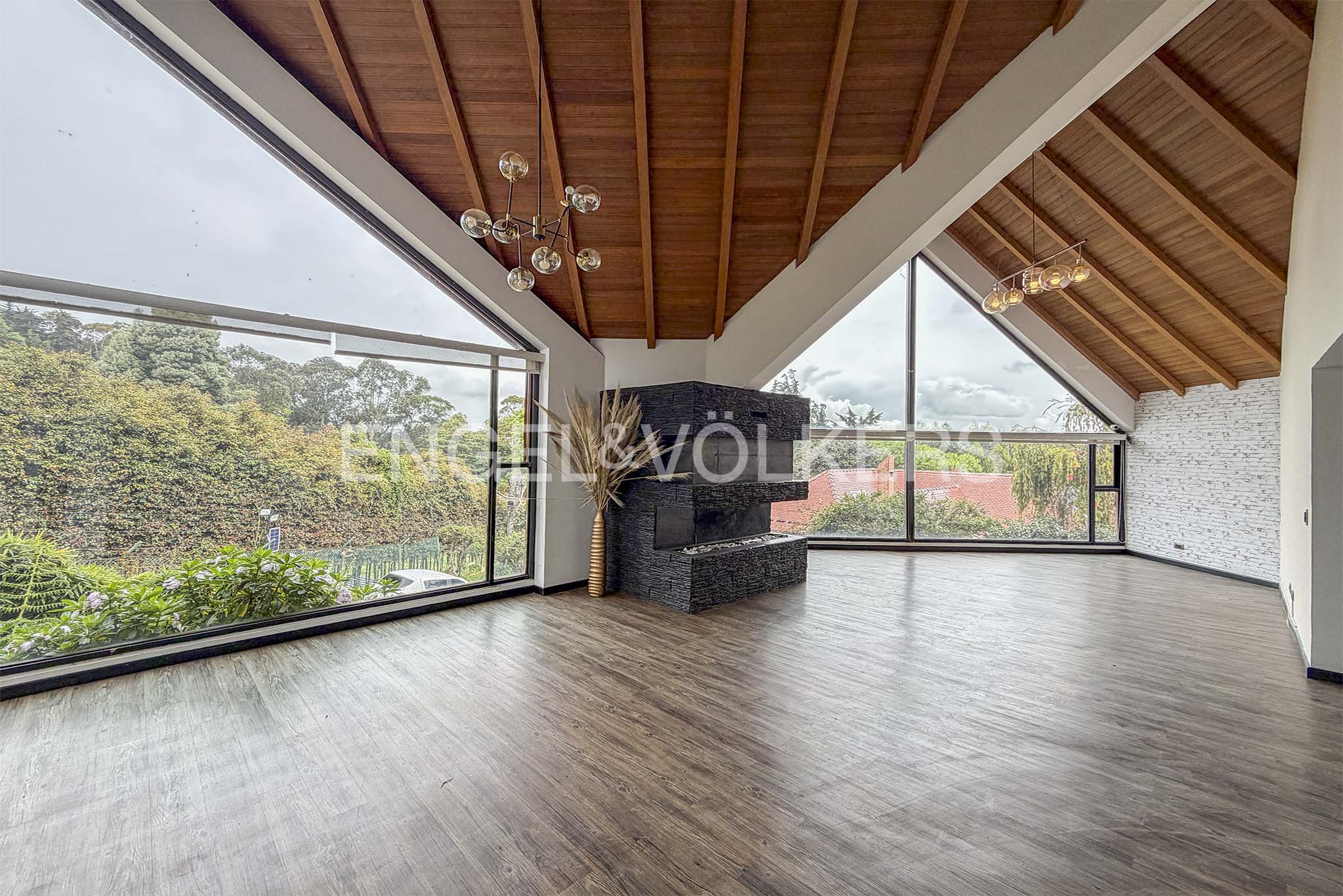 Casa con terrazas y jardín para venta en Cerros de Suba