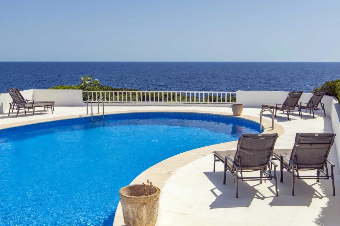 Ferienvermietung - Elegante Villa direkt am Meer, S'Algar, Menorca