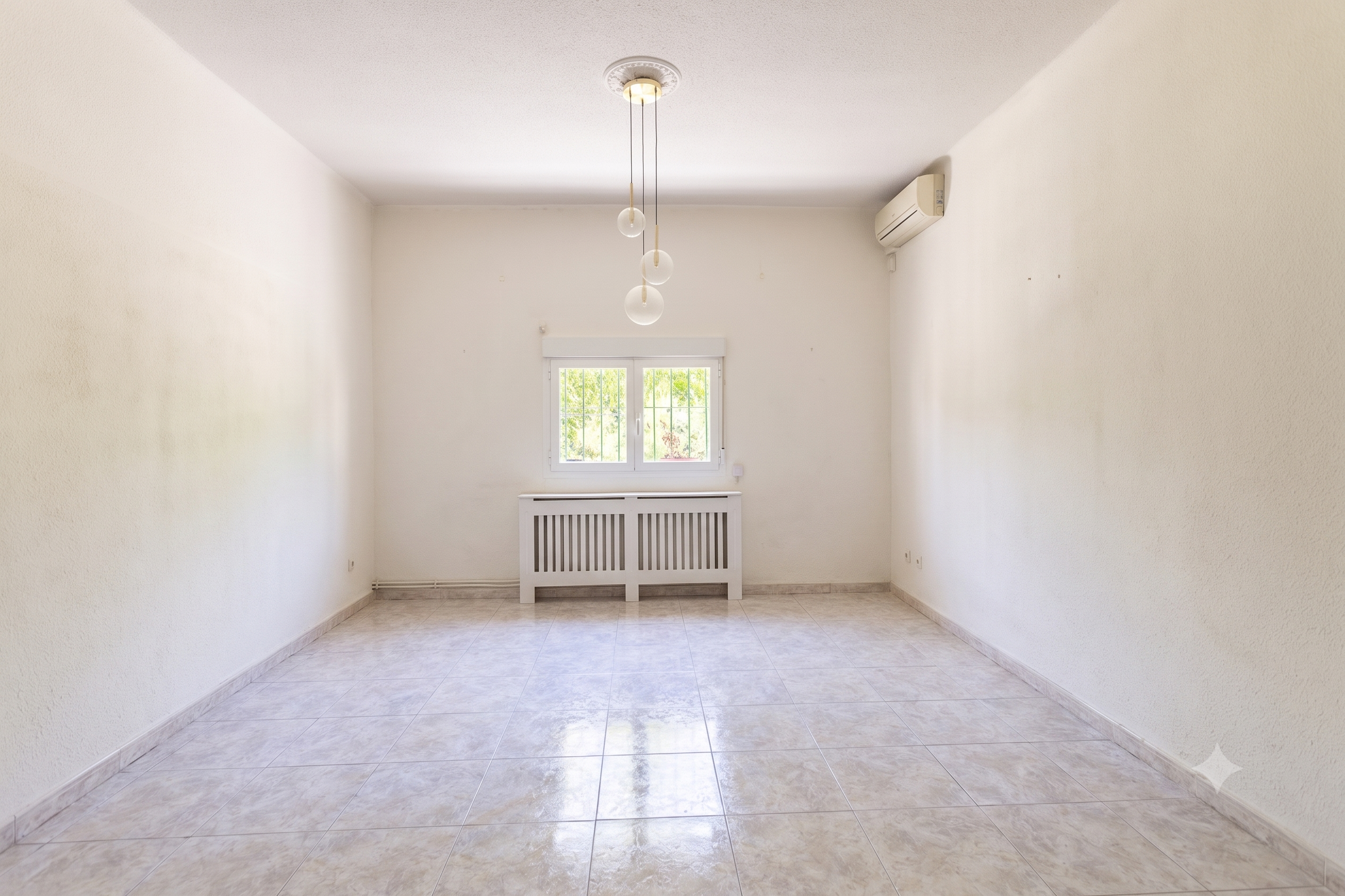 Bright, spacious ground-floor with 4 bedrooms steps from the Bernabéu