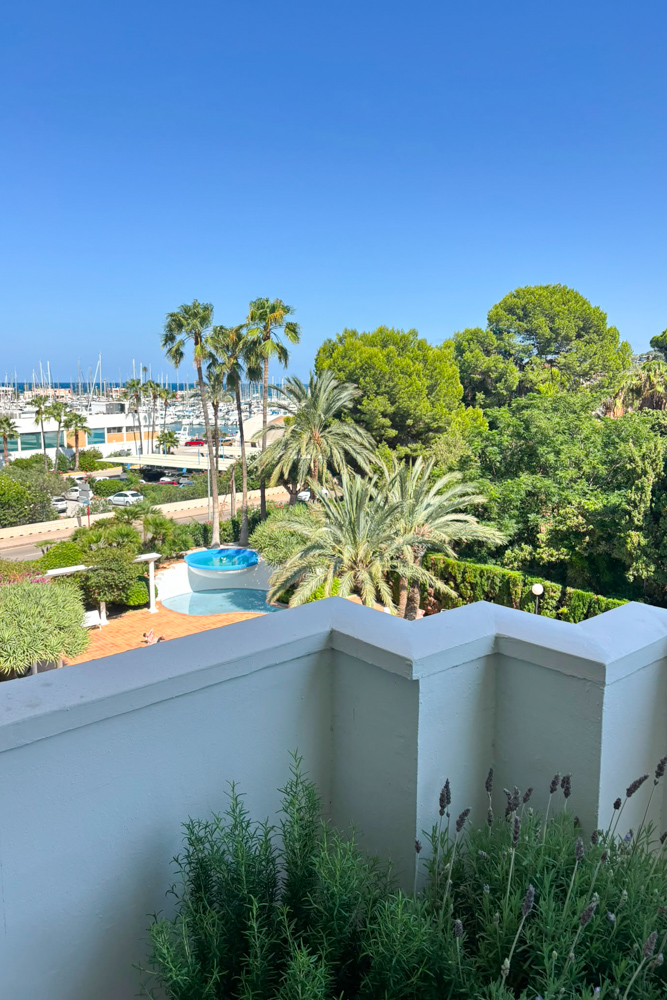 Modern apartment with terrace and sea views in Dénia
