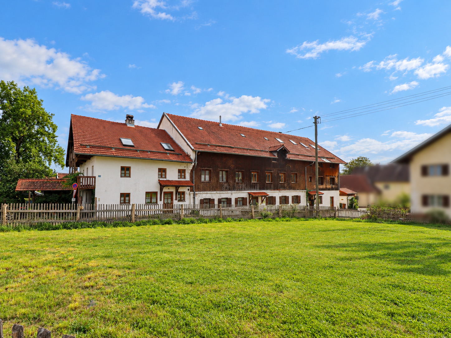 Historisches Anwesen mit großzügigem Wohnraum, Gewerbeflächen und Ausbaureserve [AI-modified]