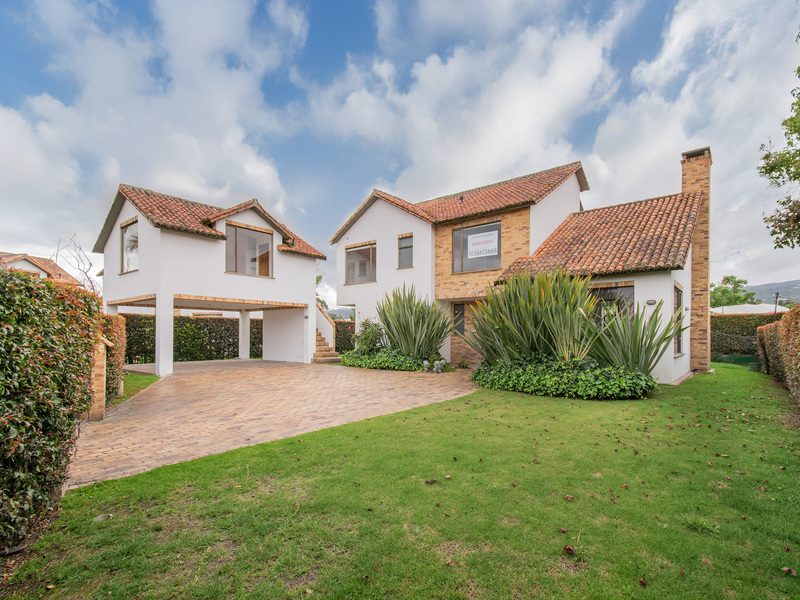 Amplia casa para arriendo en conjunto en Cajicá