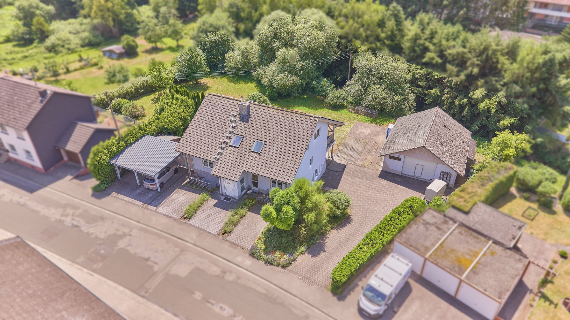 Spacious family home with in-law apartment and expansive garden grounds