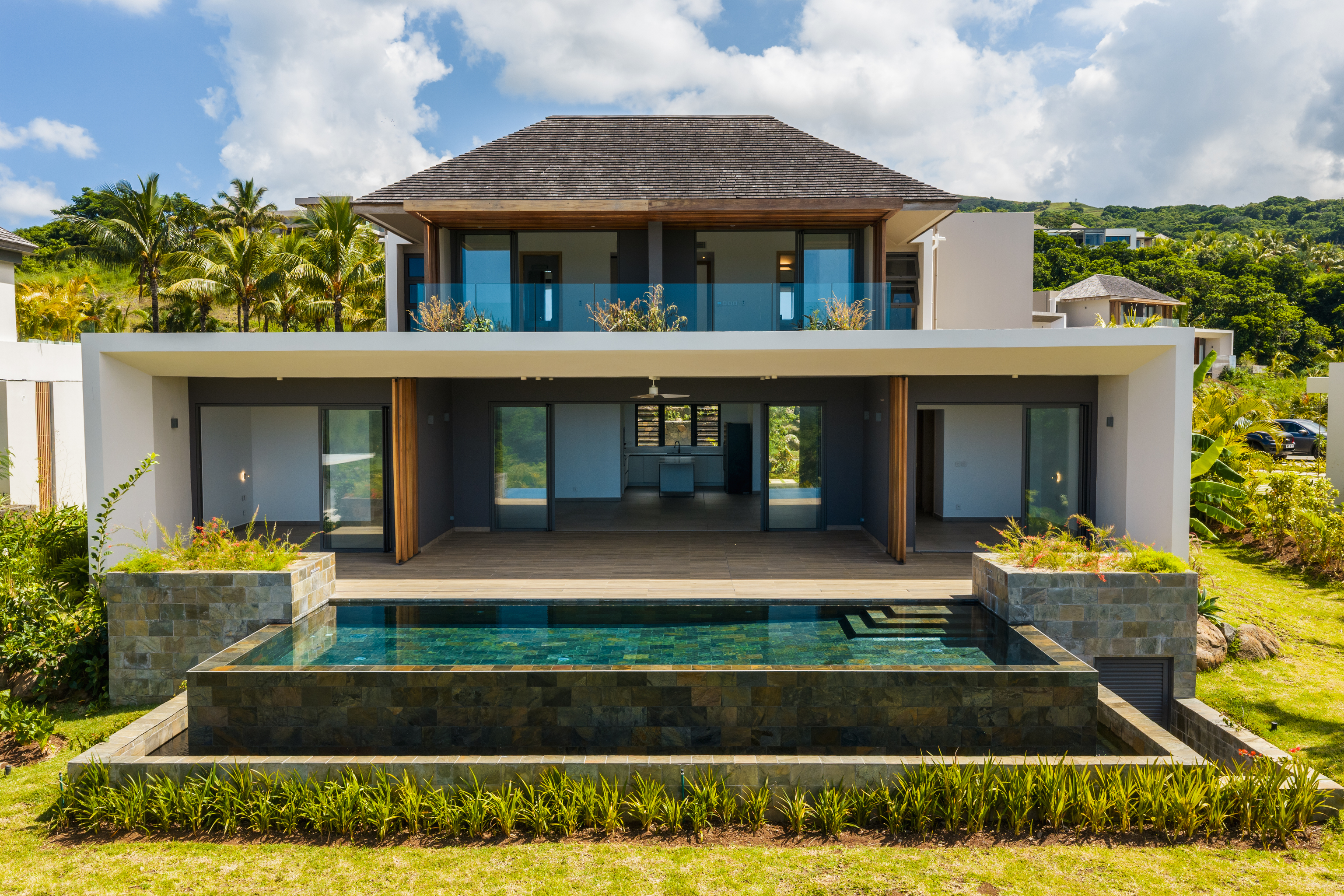 Contemporary Villa in Prestigious Golf Estate