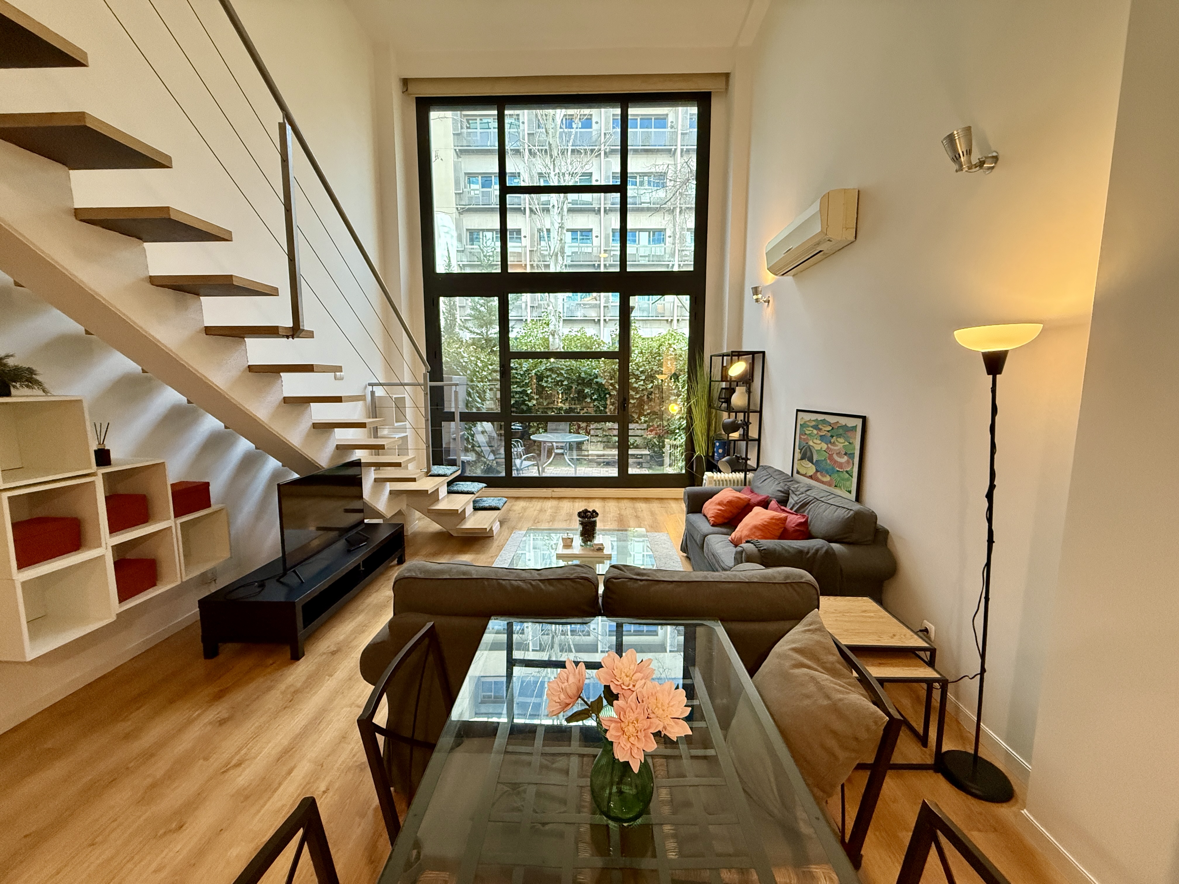 Spectacular duplex, fully furnished and equipped, ready to move in.