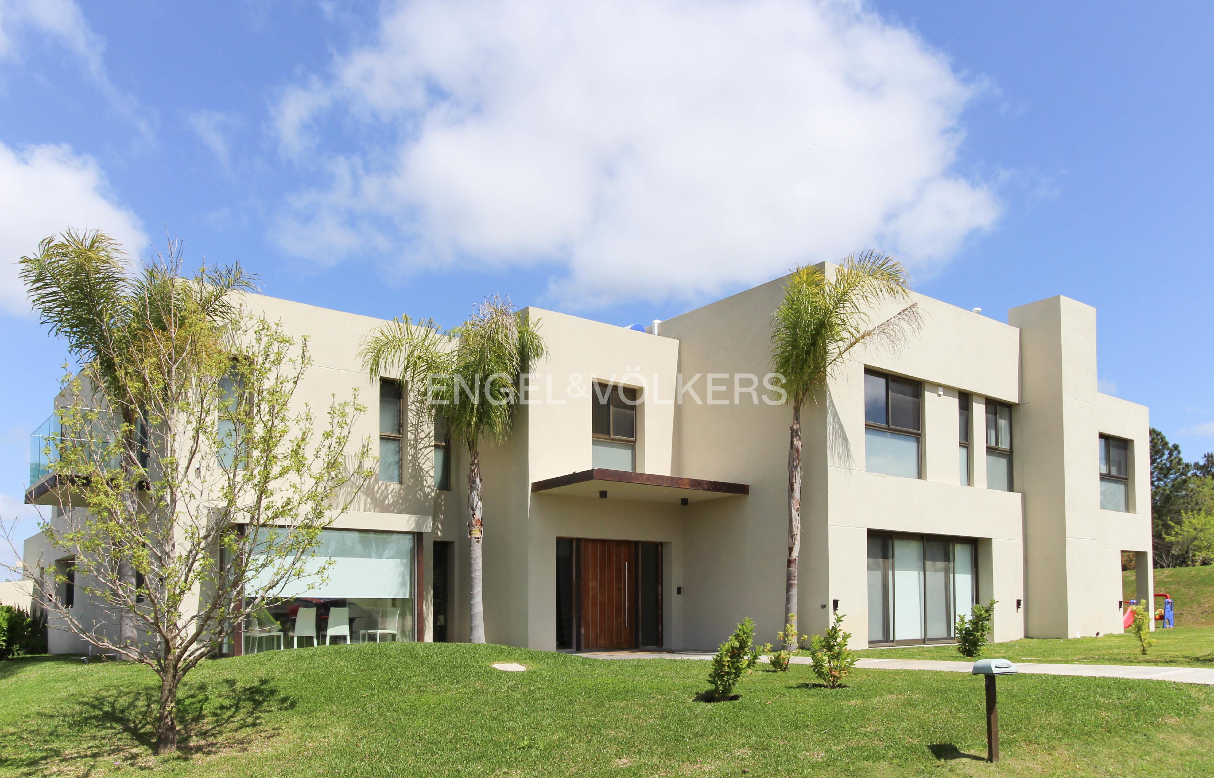 Modern sale of a 5-bedroom house in Carmel