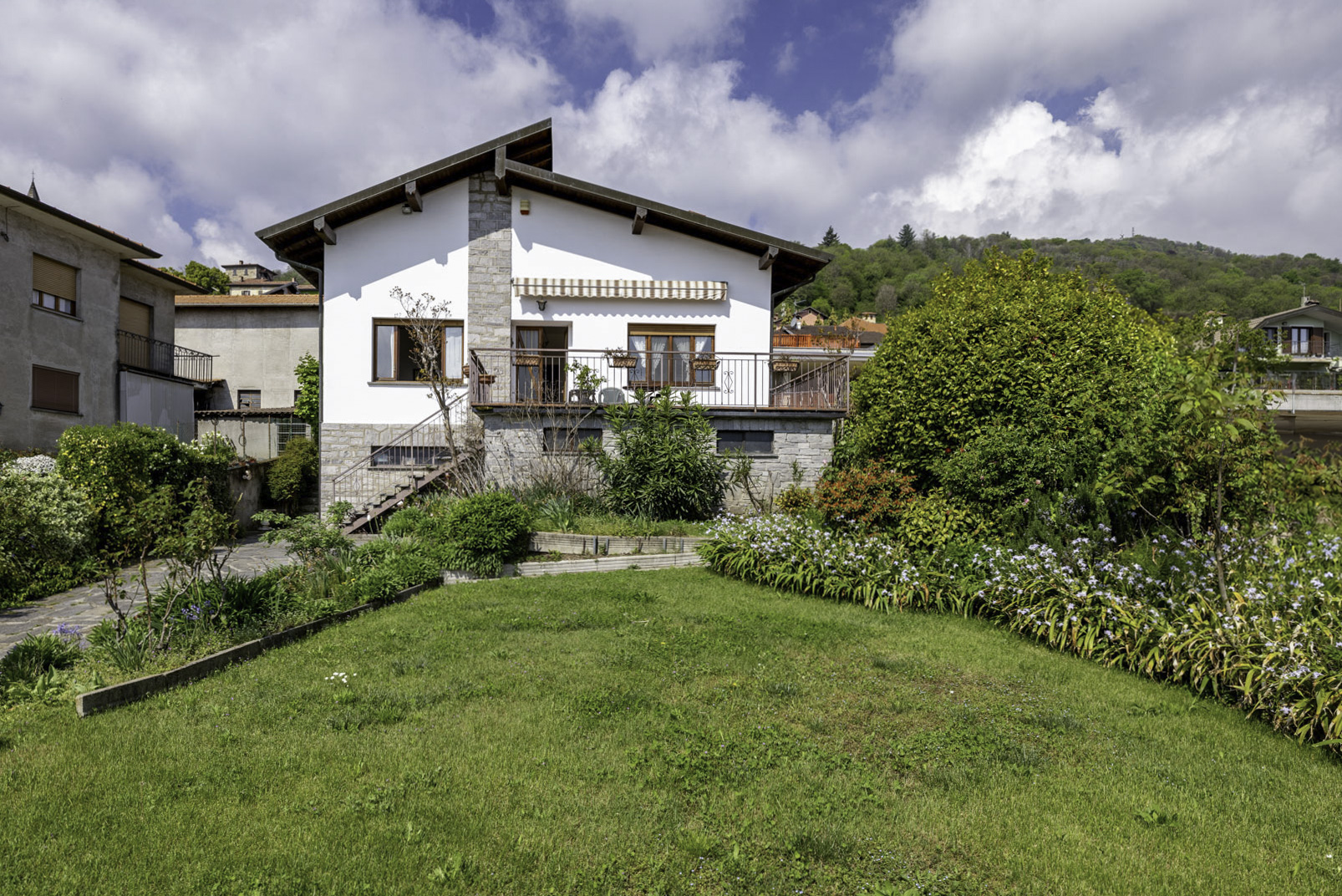Villa in a prime location with lake view