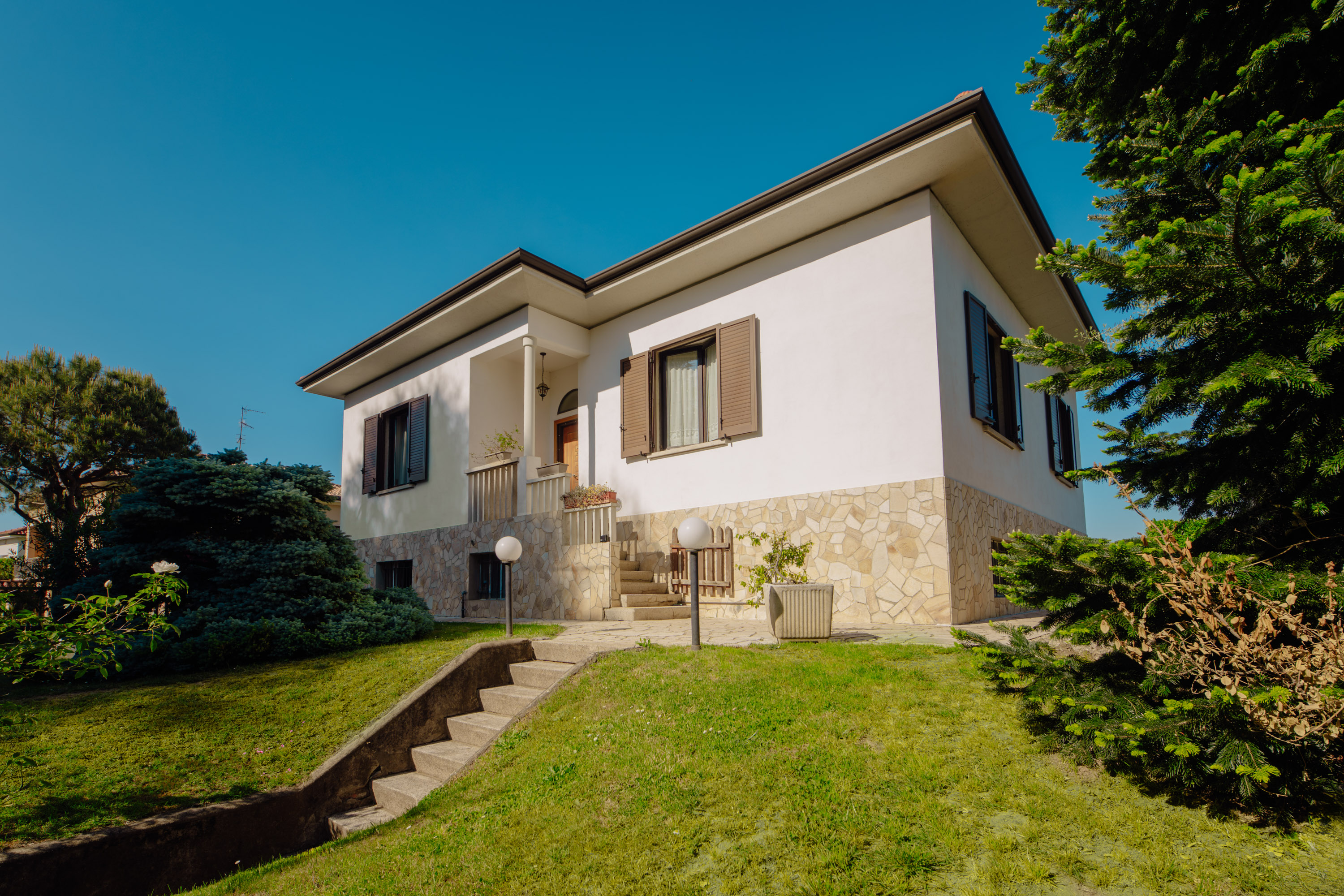 Villa unifamiliare con ampio giardino e sviluppo su unico livello