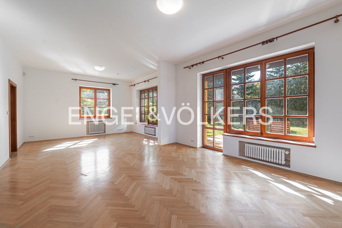 Spacious, bright villa in a quiet location of Břevnov with a 6+1 layout