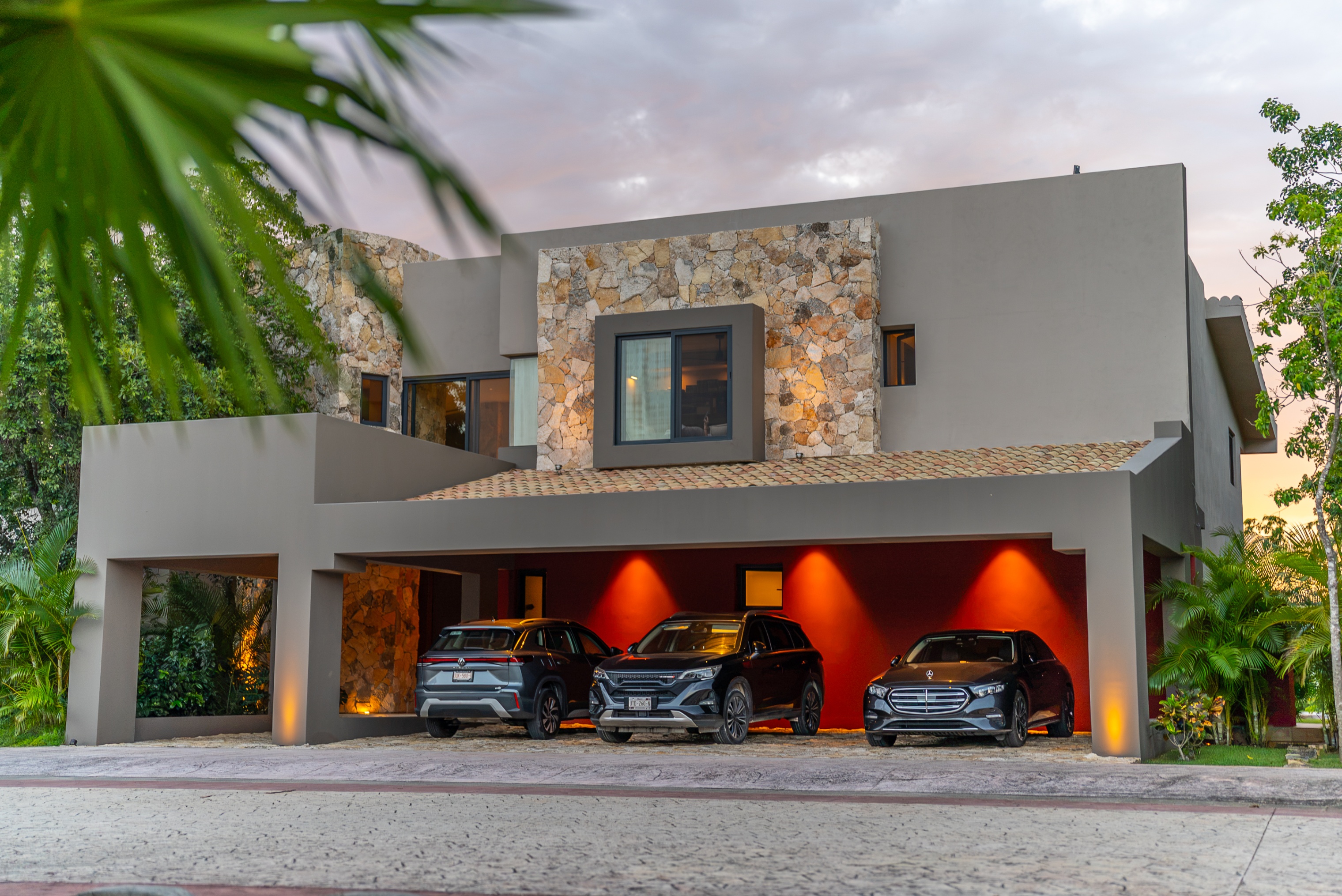 BEAUTIFUL WATERFRONT VILLA IN LAGOS DEL SOL, CANCUN