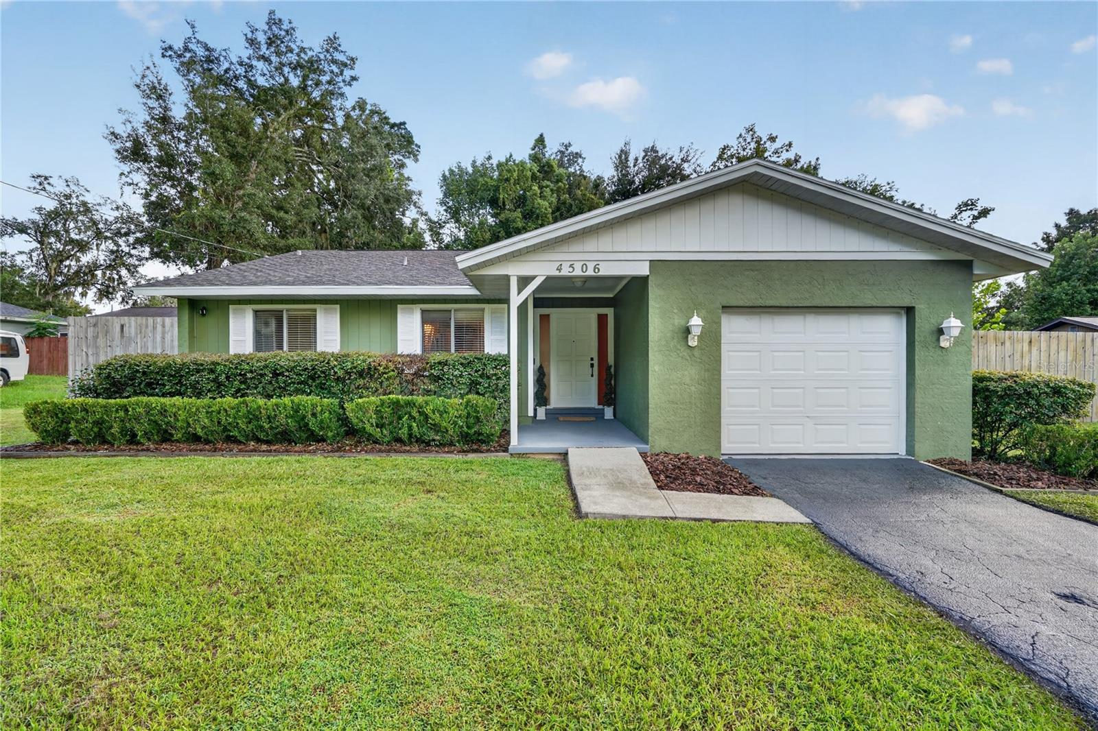 Updated 3/2 Ocala Home Perfect for Entertaining