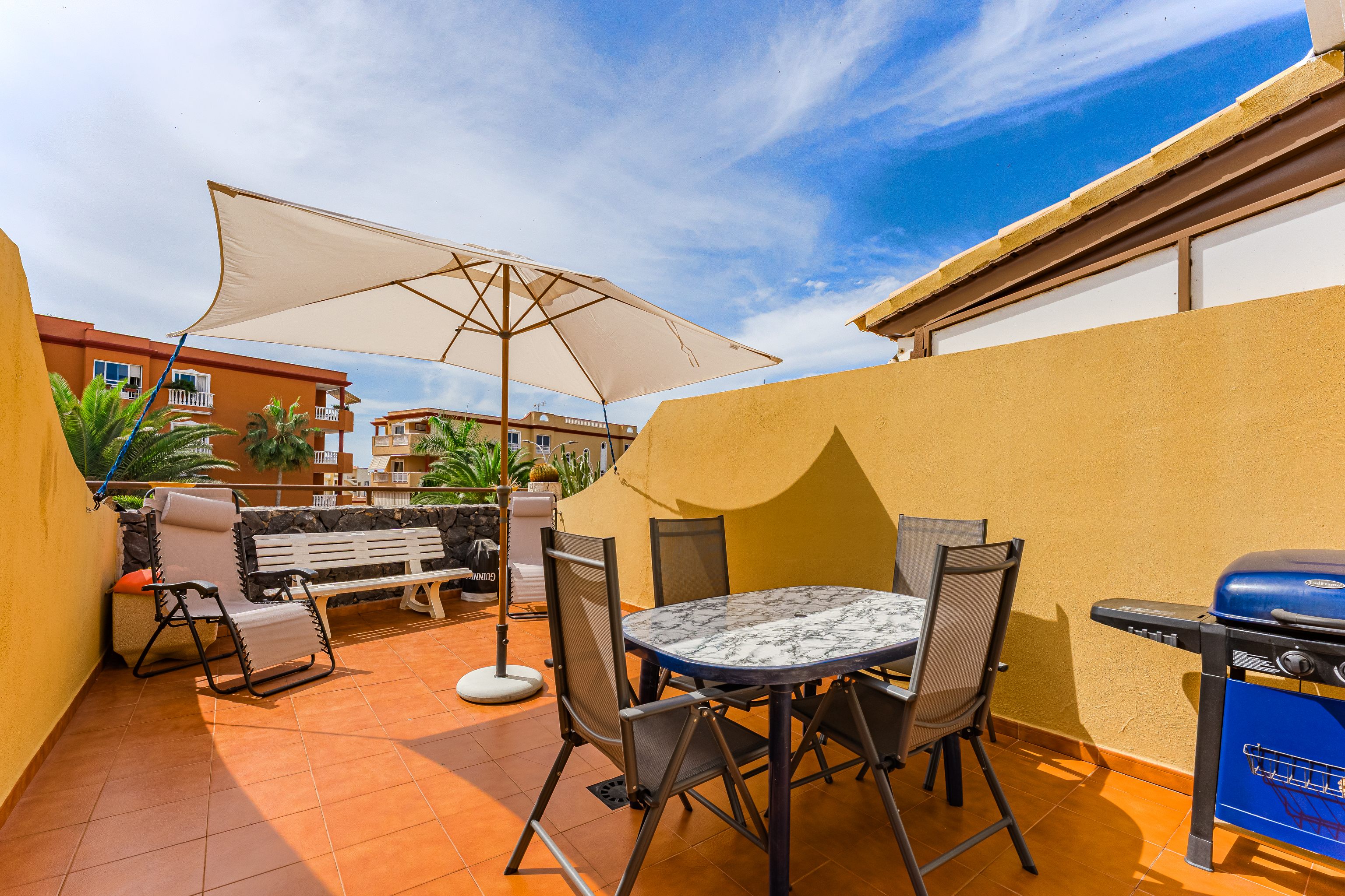 Townhouse with a spacious terrace and private garage in Callao Salvaje