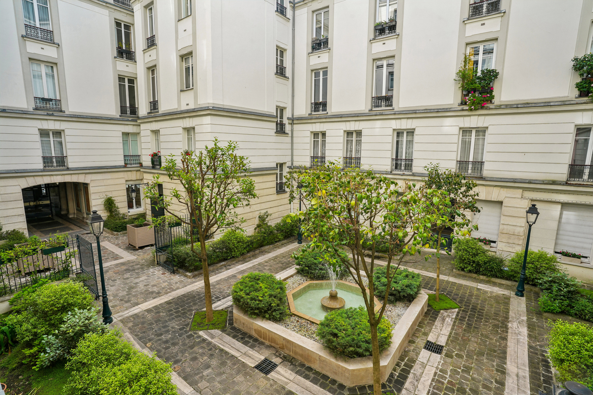 PARIS 17ᵉ – TOCQUEVILLE / MARCHÉ LÉVIS – GRAND 2 PIÈCES SUR COUR