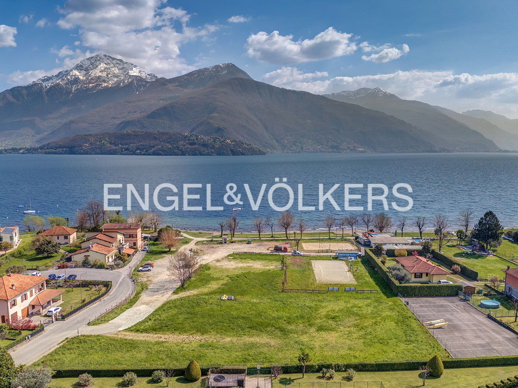 Building land on the shores of Lake Como