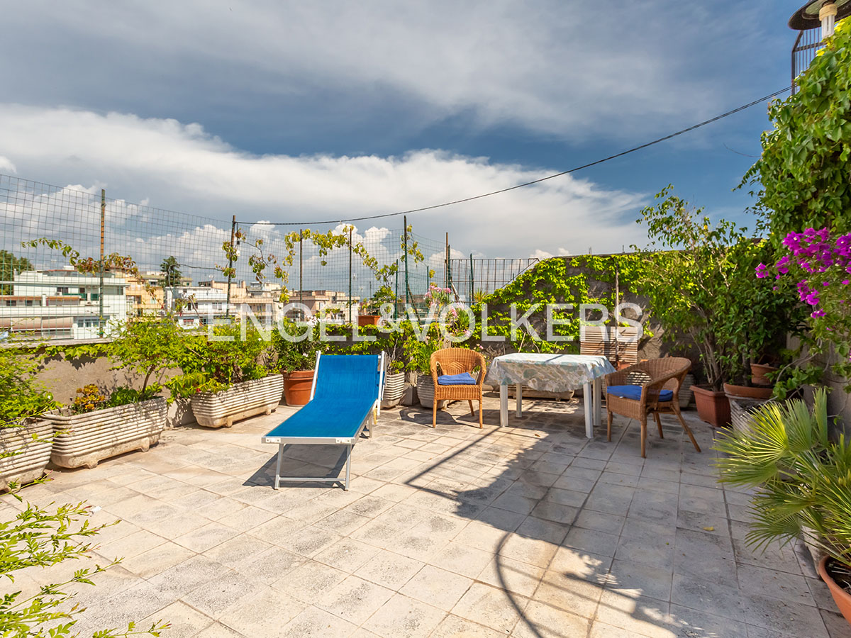 Prestigious two-level penthouse in Monteverde Nuovo