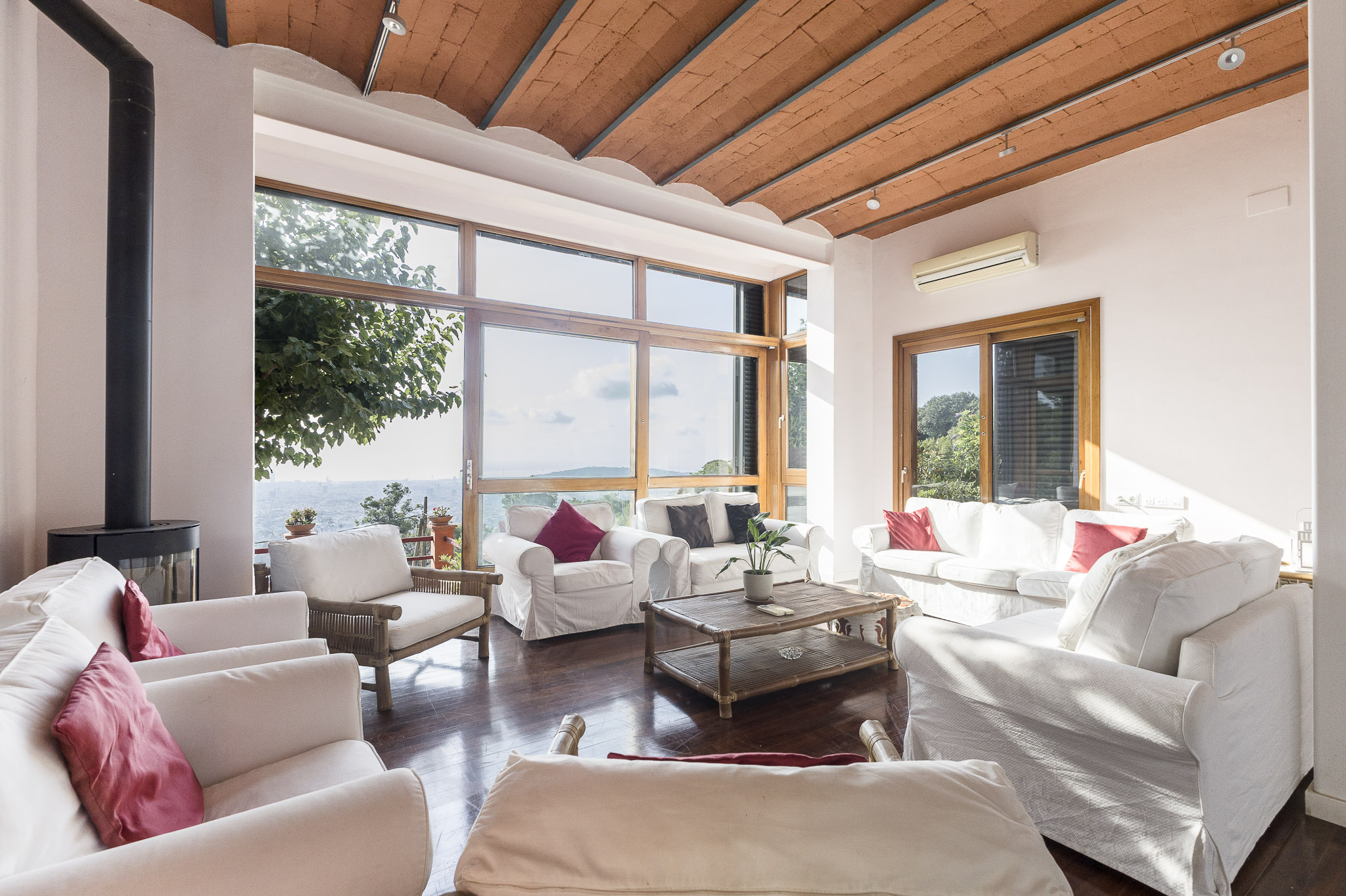 Casa con jardin y vistas panorámicas al mar y Barcelona