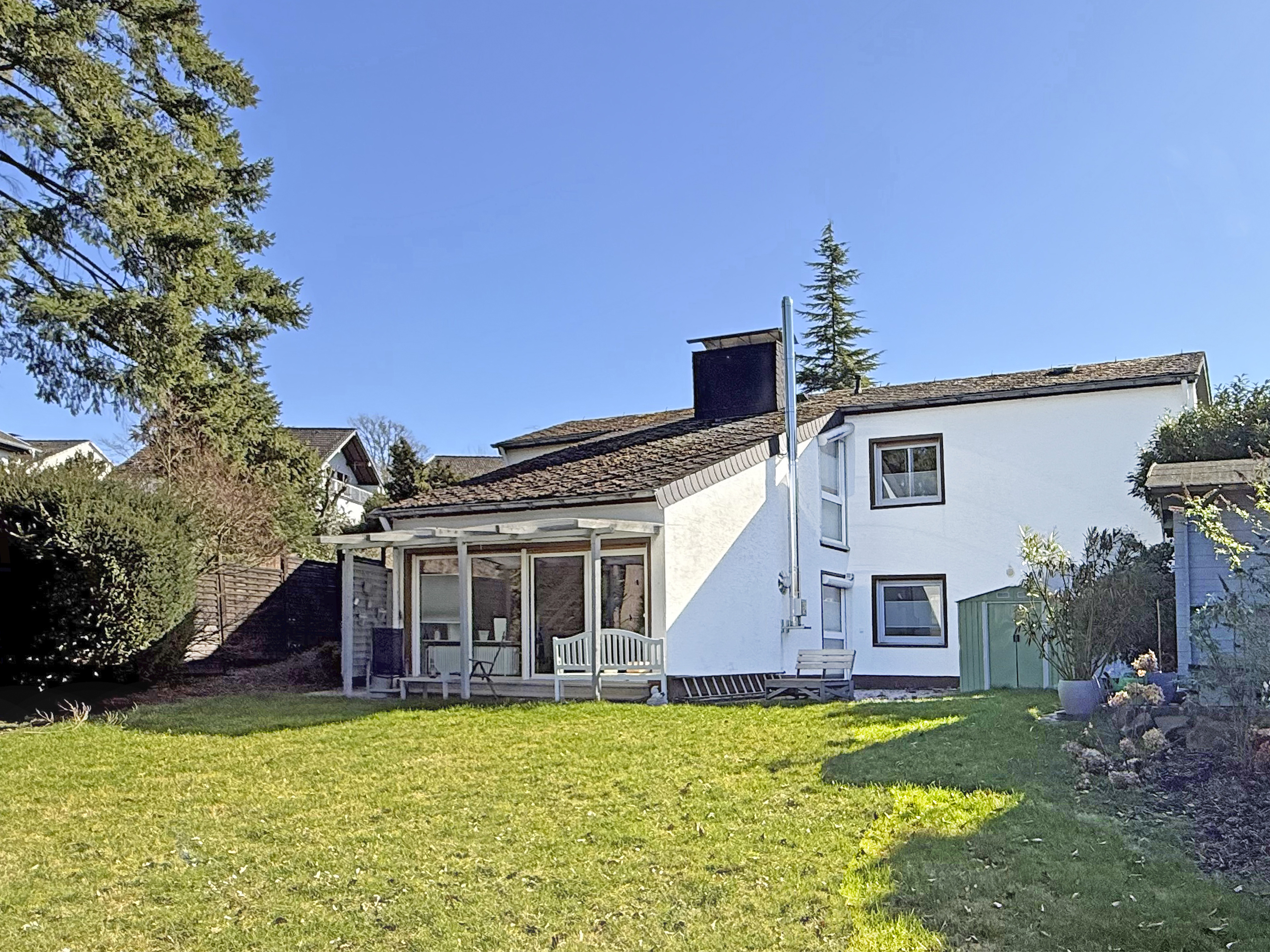 Modernisiertes Einfamilienhaus mit schönem Gartengrundstück und Garage