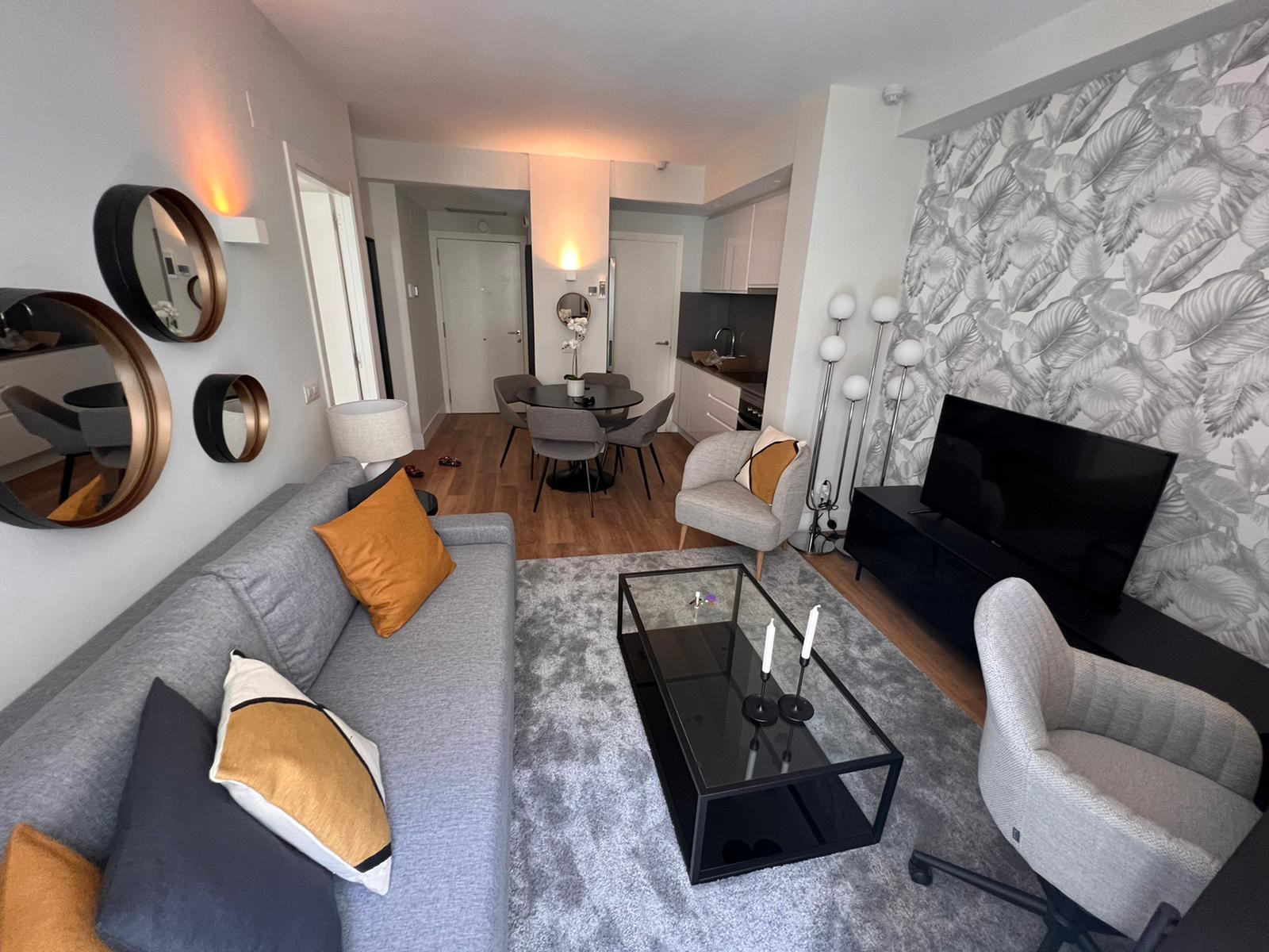 Flat in building with pool. Short stay