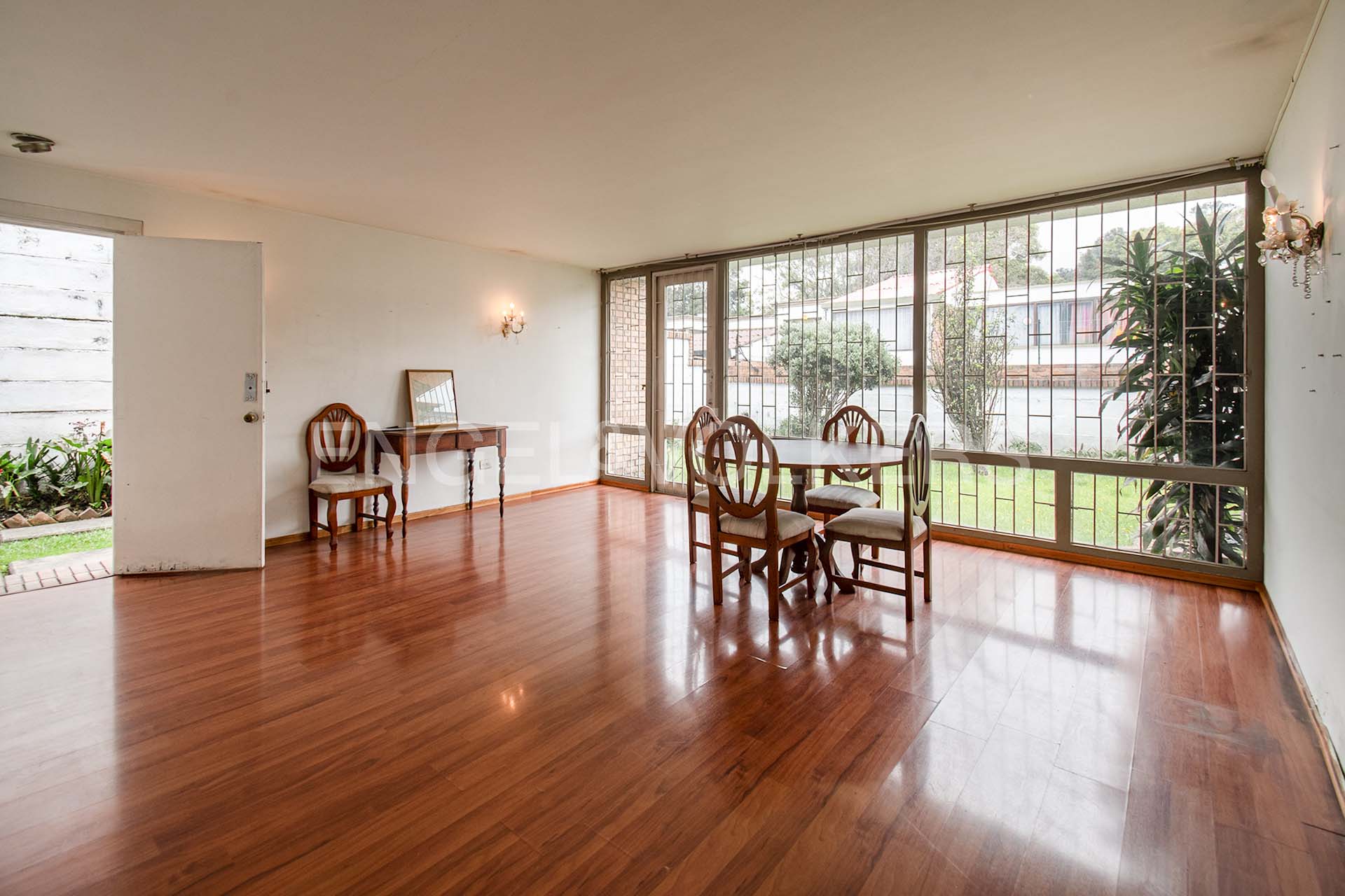 Casa con jardín interior para venta en Niza Antigua