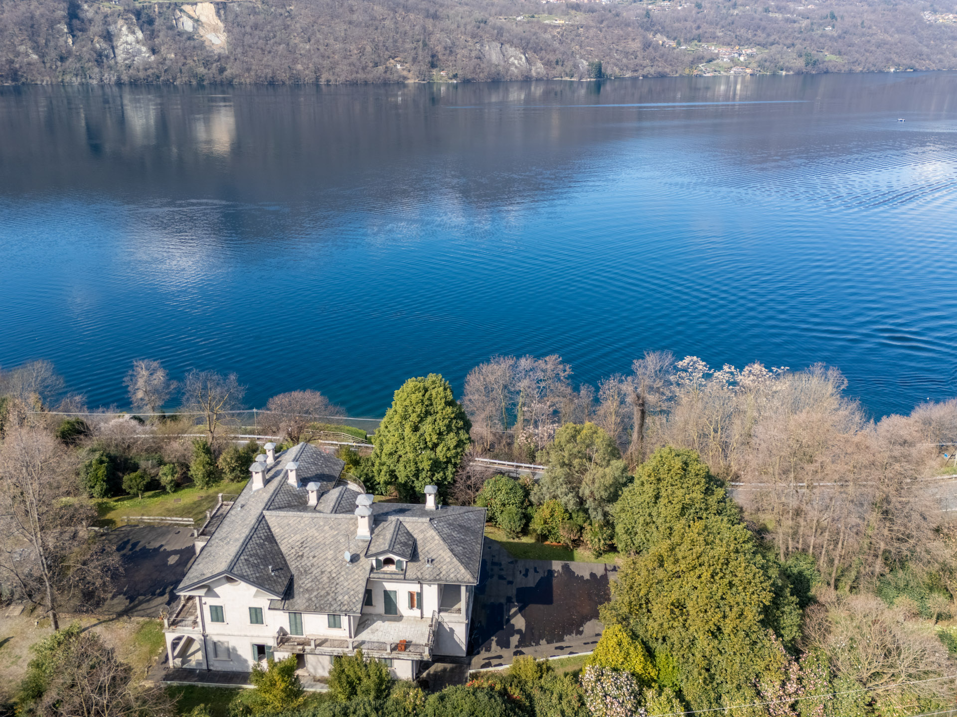 A masterpiece to finish, with direct access to Lake Orta