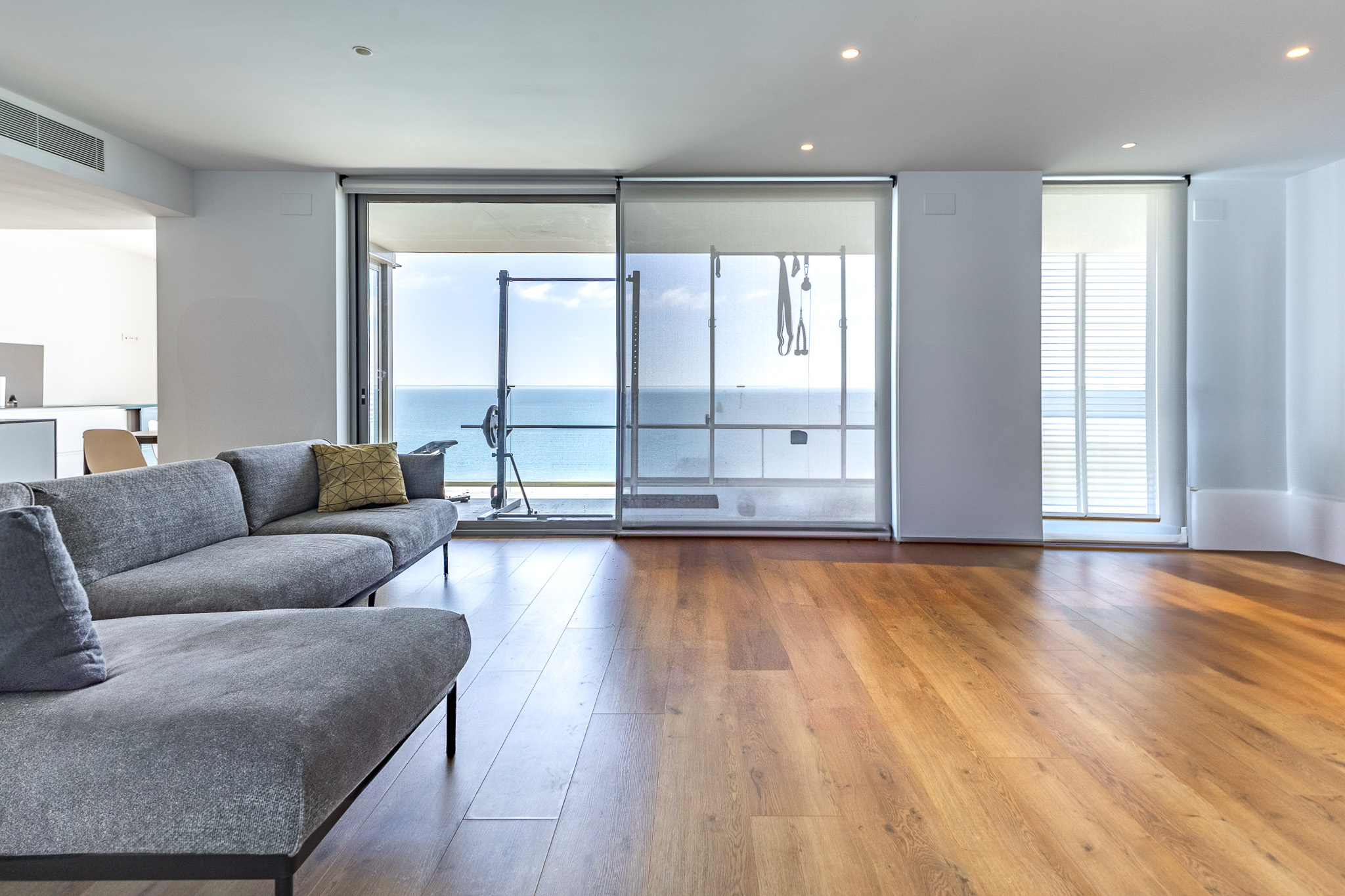 Spectacular flat with 60 m² terrace and sea views.