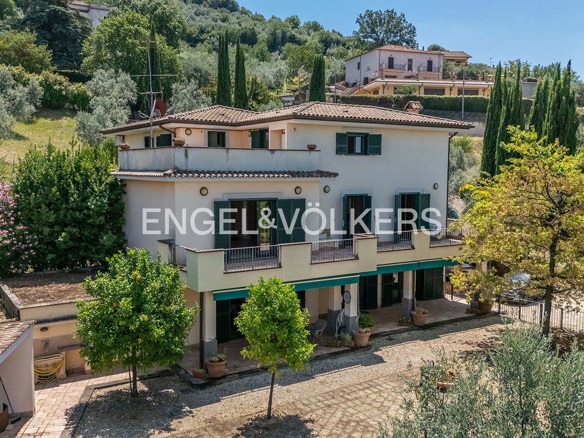 Splendid single-family villa surrounded by greenery in Moricone