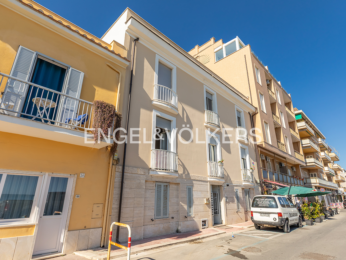 Anzio, spacious three-room apartment facing the beach