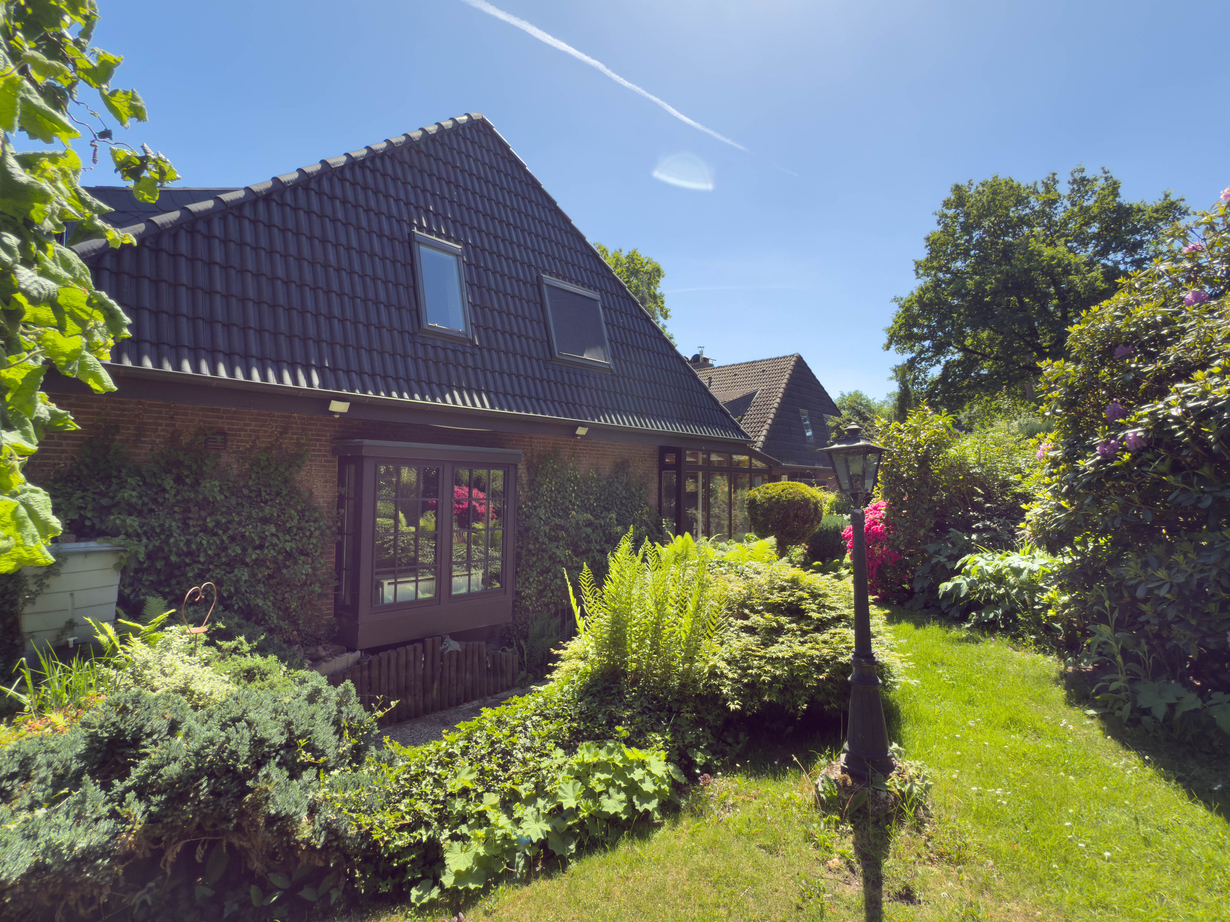 Stadtnahes Idyll für Jung und Alt – Lichtdurchflutete, großzügige Doppelhaushälfte mit Traumgarten