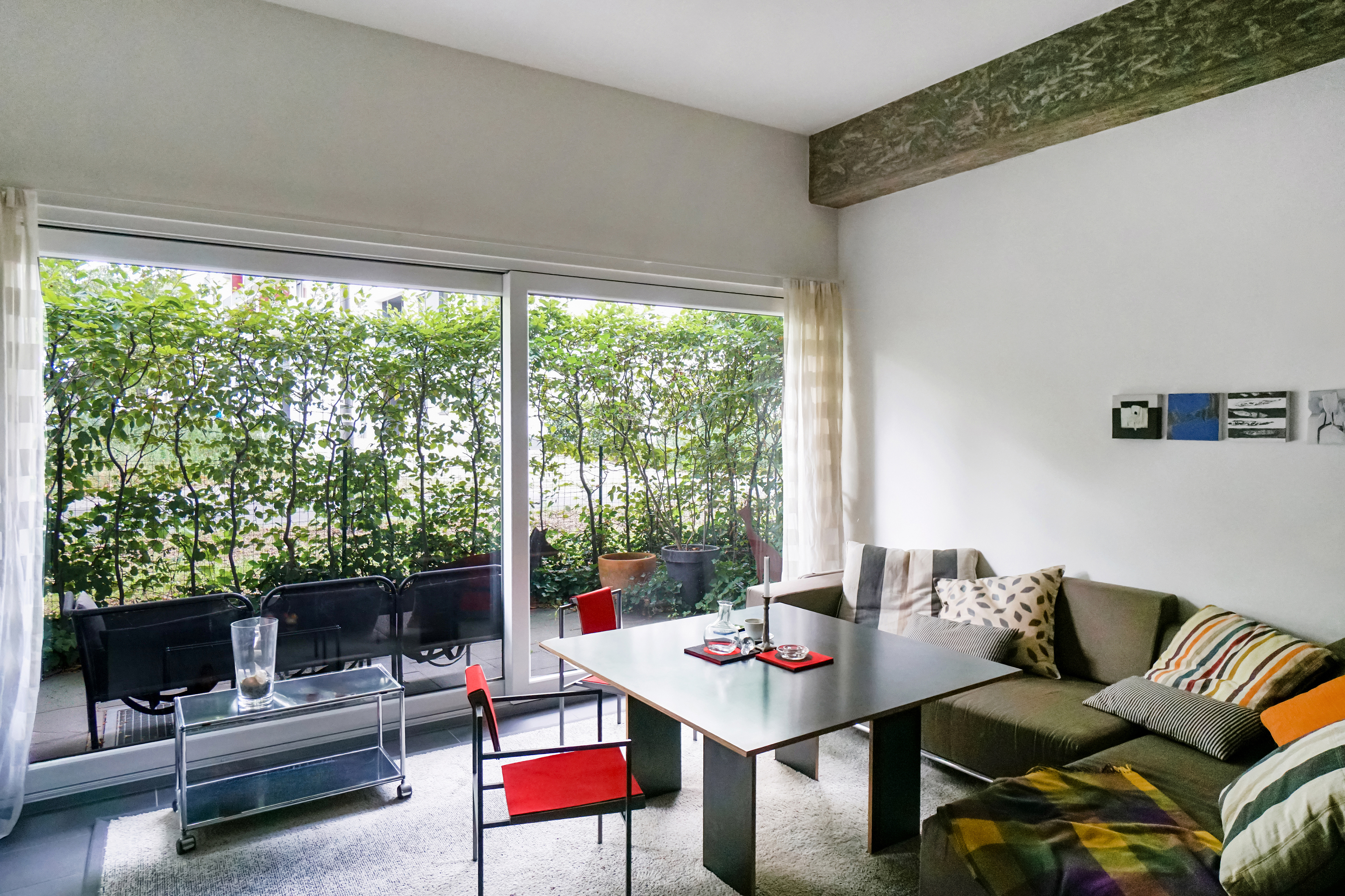 Möbliertes Studio-Apartment mit bodentiefen Fenstern und Terrasse